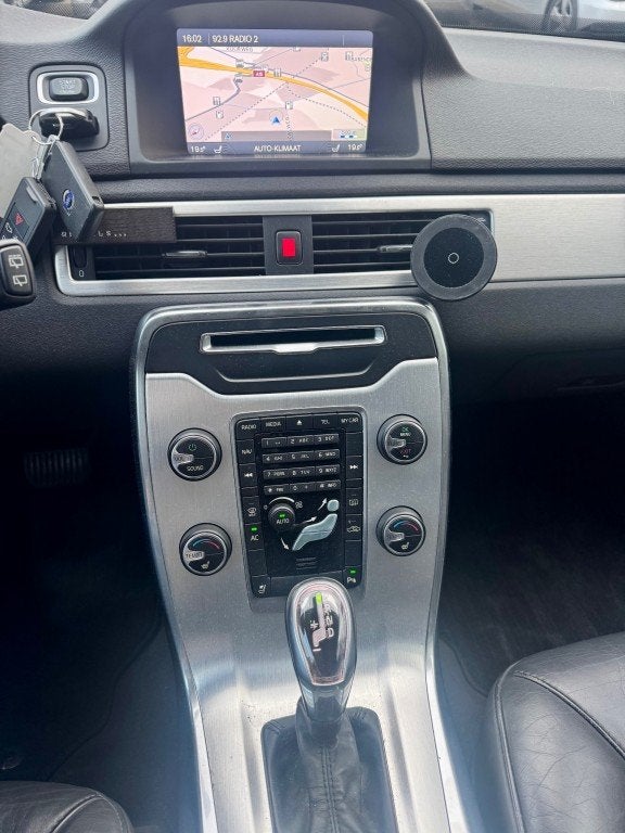 Volvo V70 2.0 D4 Summum LEER Nette Auto Goed Onderhouden APK, Auto's, Volvo, Euro 5, Gebruikt, 1984 cc, 163 pk