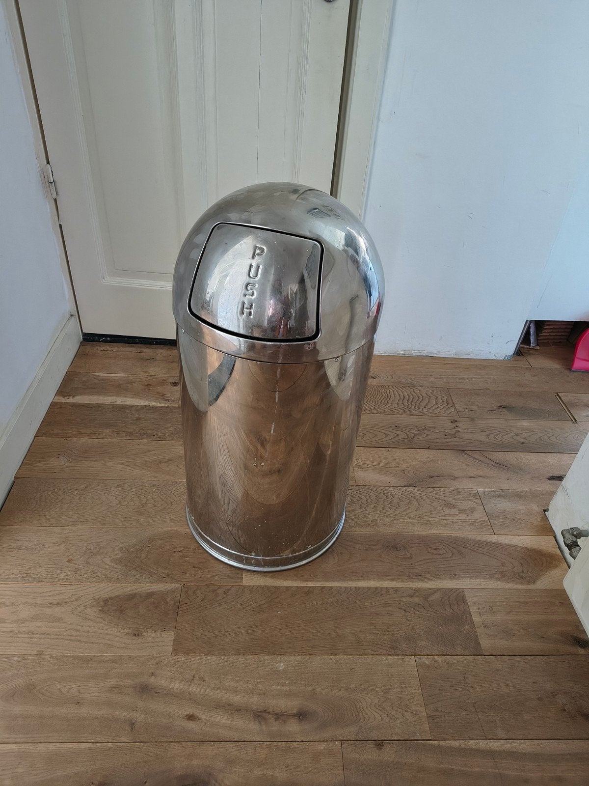 "Push" style trash can in polished chrome., 40 liter of meer, Ophalen