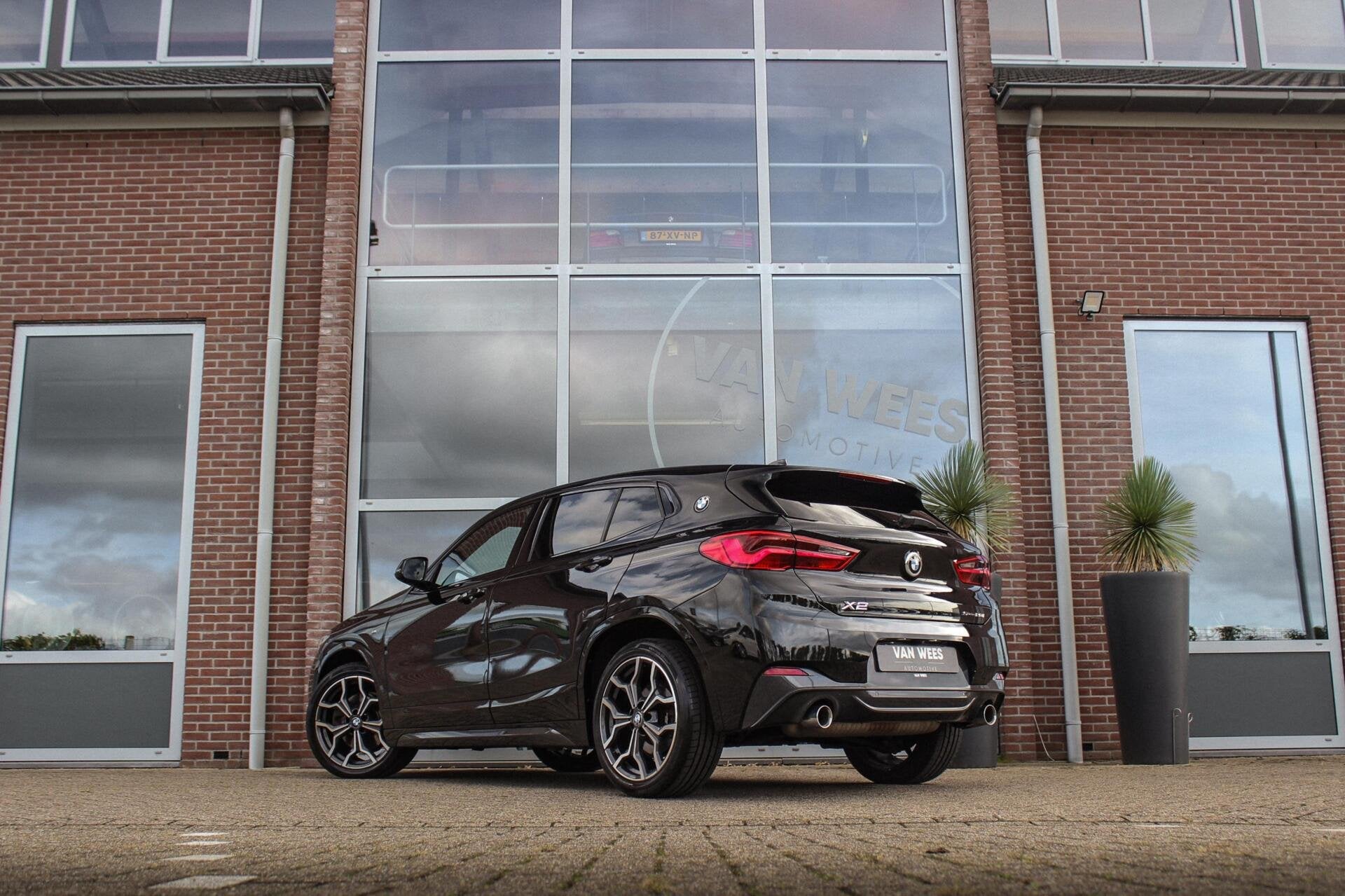 BMW X2 sDrive20i High Executive Edition | M-sport | Driving, 1998 cc, 1435 kg, Leder en Stof, Zwart