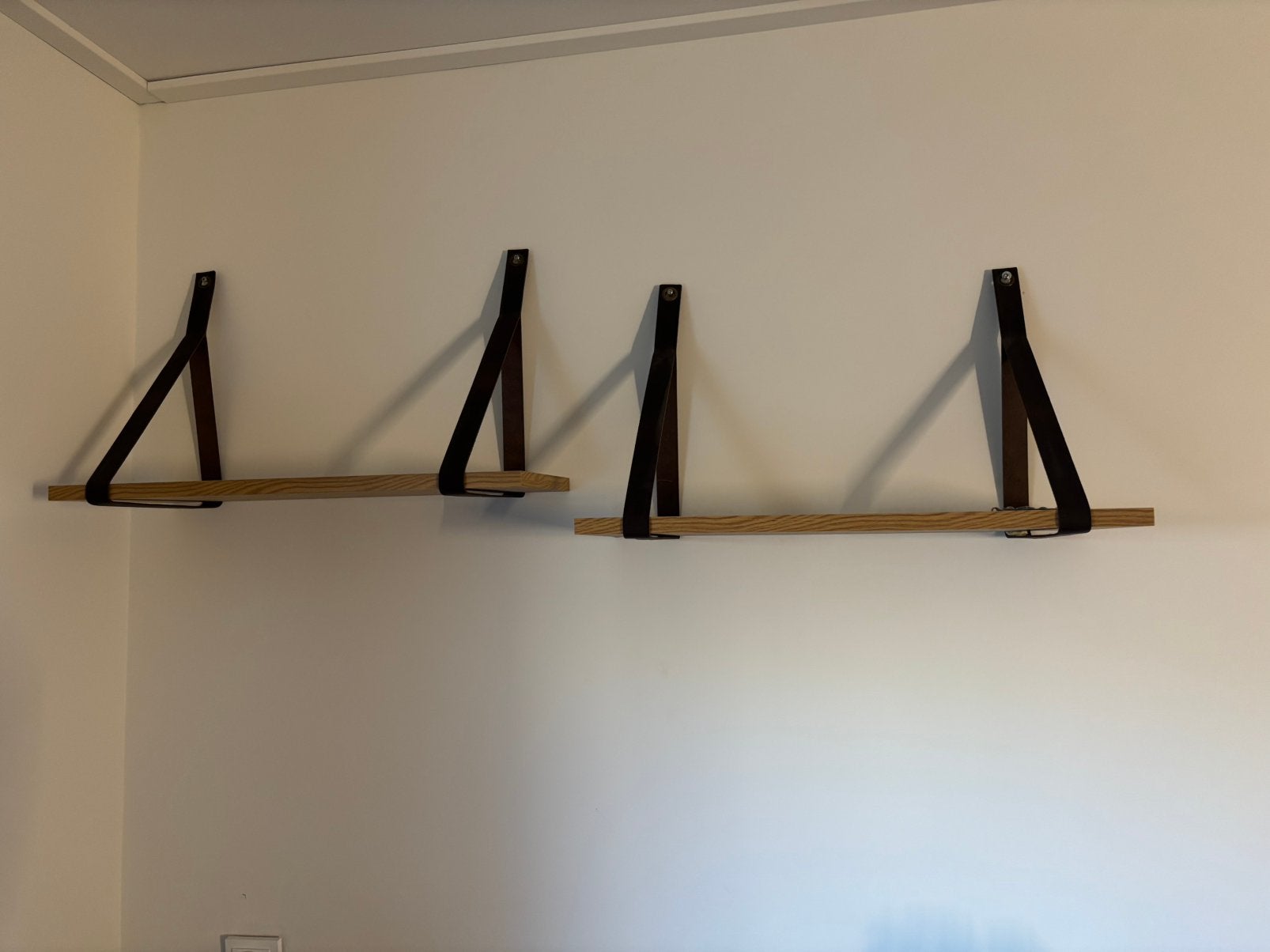Wandplanken met leren plankdragers, Huis en Inrichting, Ophalen, Zo goed als nieuw
