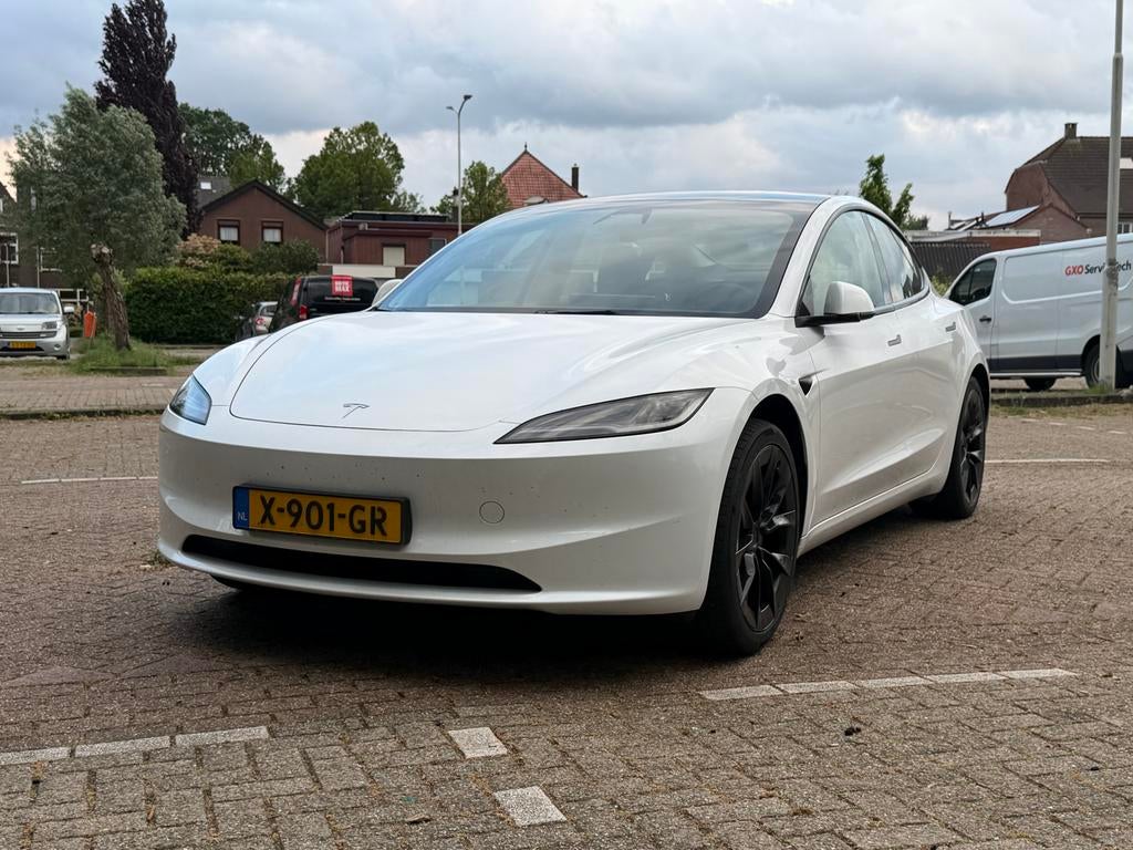Te koop! Mooie Tesla Model 3 2023 Wit, Auto's, Automaat, Verblindingsvrij grootlicht, Zwart, 1736 kg
