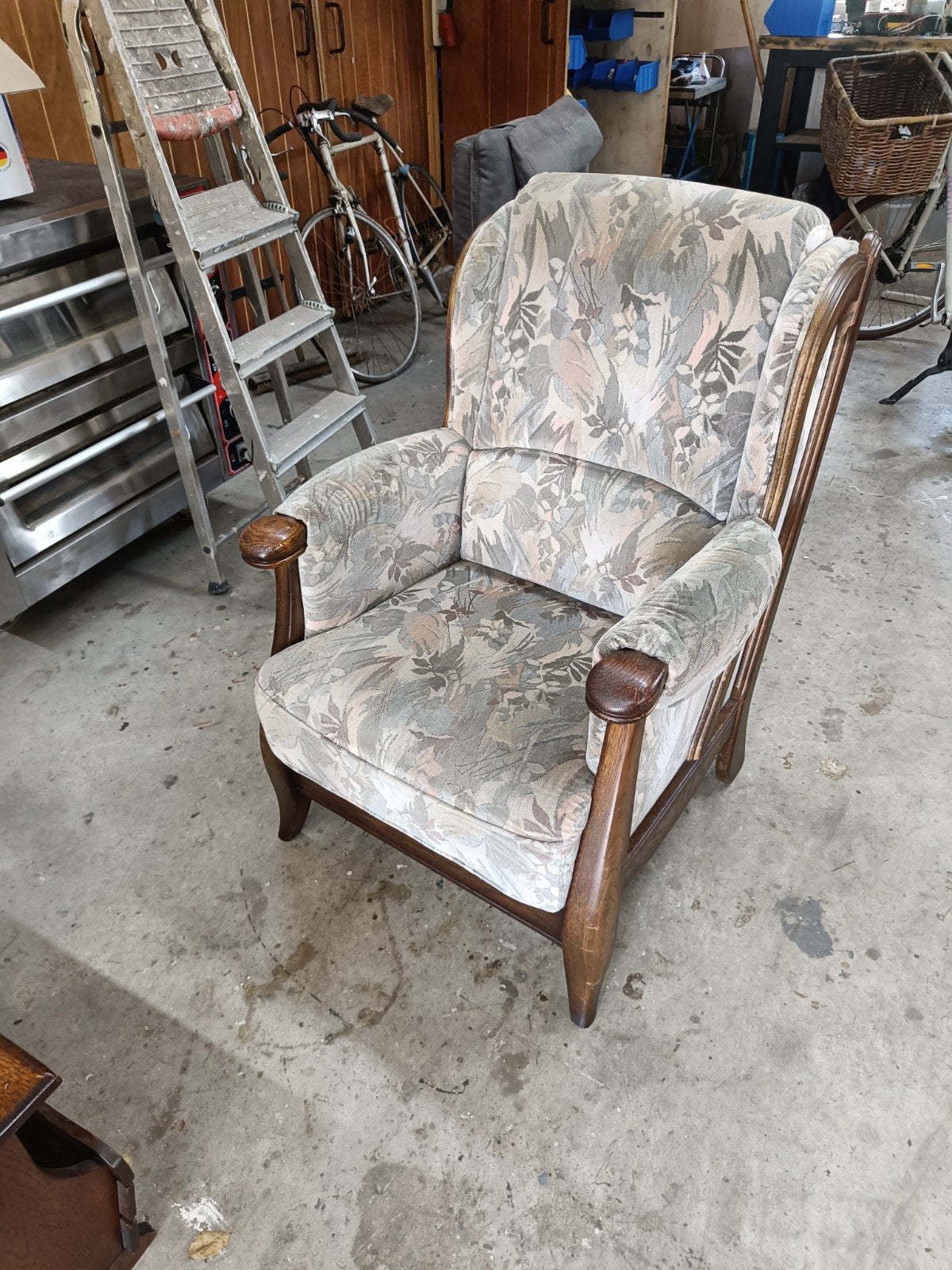 Vintage fauteuil met bloemenprint en houten frame, Ophalen, Gebruikt, Stof, Vintage, Klassiek