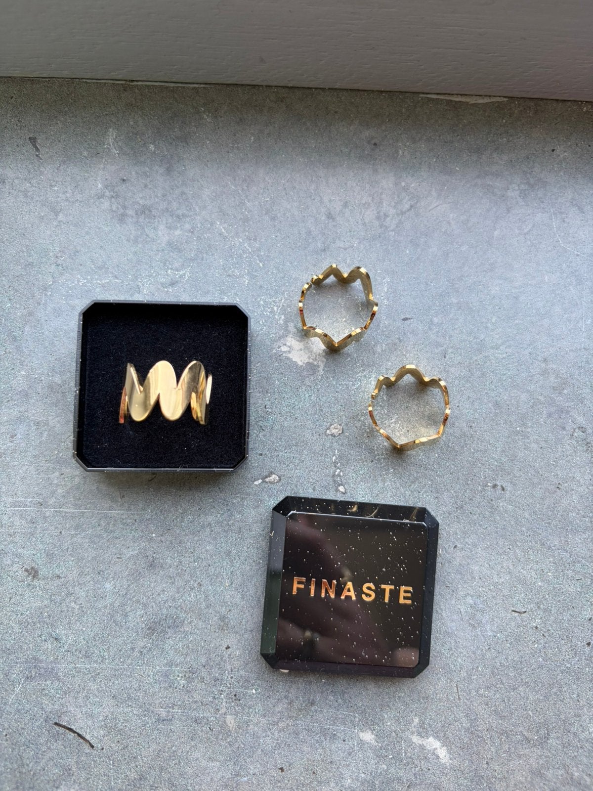 Drie ringen met golf patroon Finaste verstelbaar goud, Nieuw, Ophalen of Verzenden, Dame, Goud