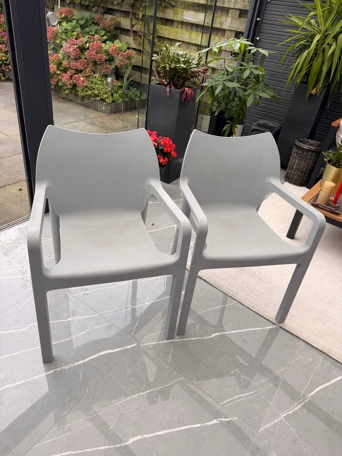 Gratis. 2x Moderne grijze tuinstoelen, Ophalen of Verzenden, Zo goed als nieuw, Kunststof