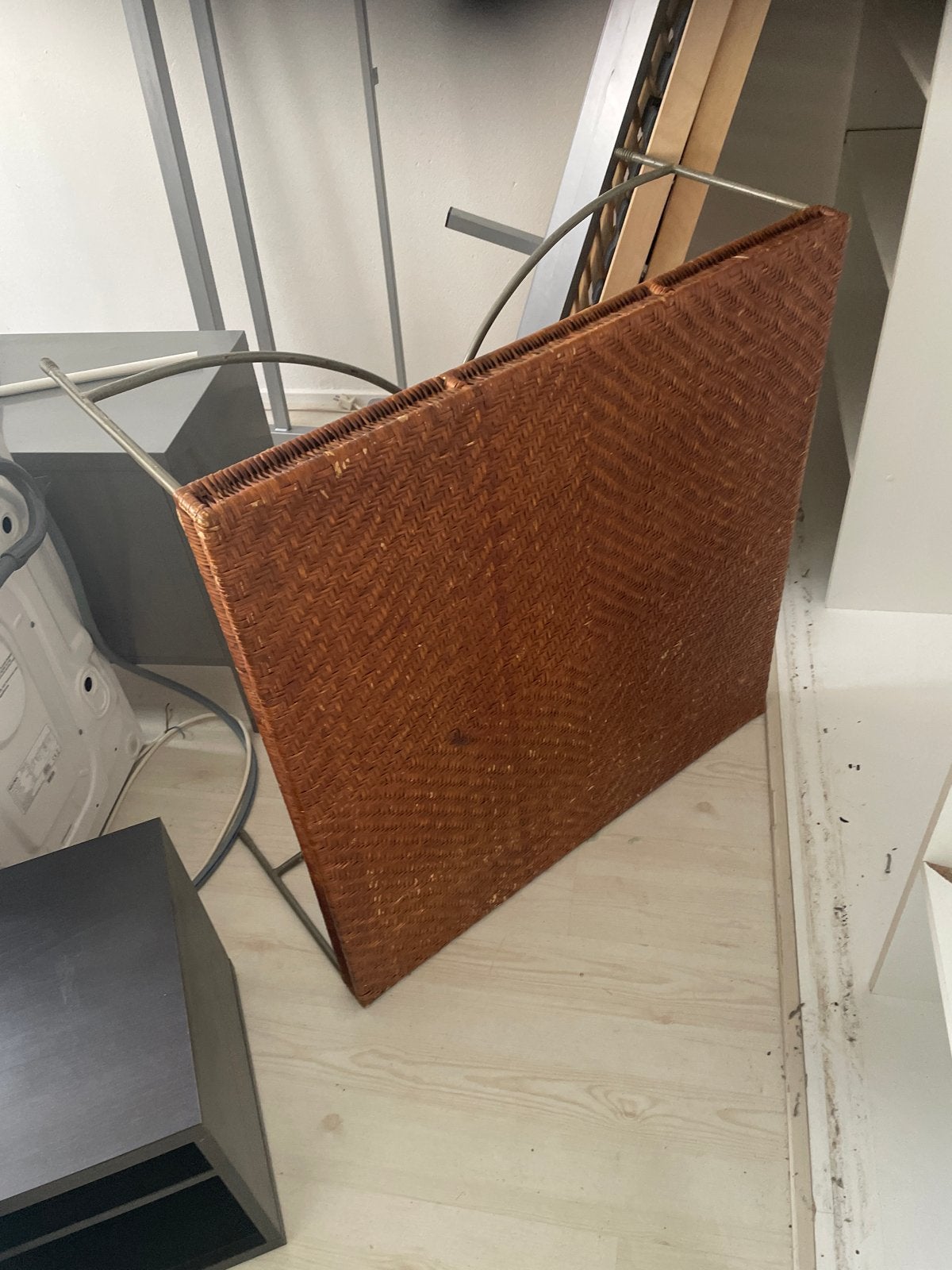 Stevige salontafel 90x90 cm met metalen poot en rieten blad, Huis en Inrichting, Ophalen, Gebruikt, Vierkant, 50 tot 100 cm