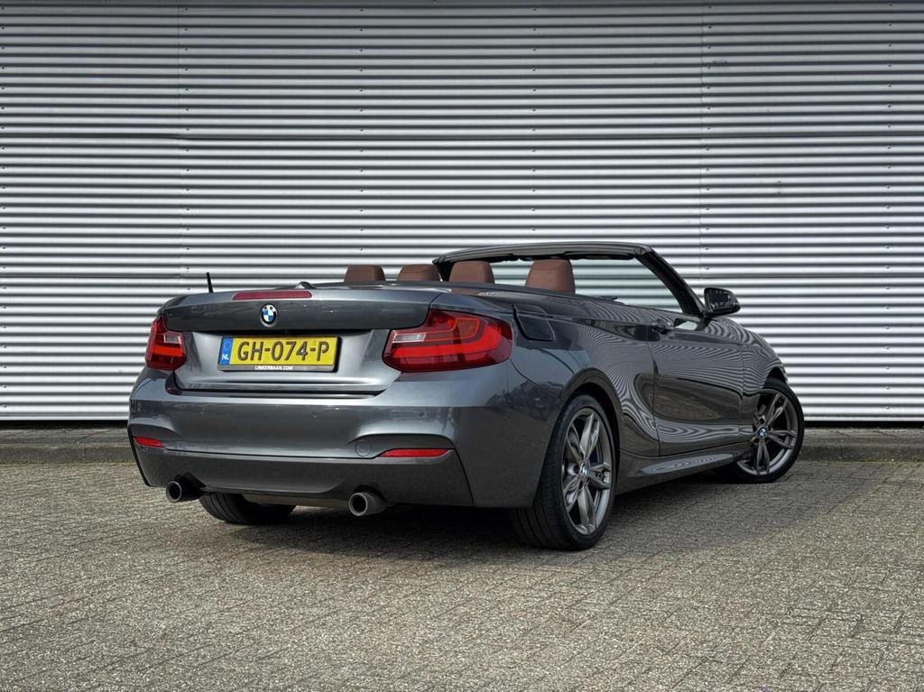 BMW M235i Cabrio High Executive | Leder | H&K | Camera | Nav, Auto's, BMW, Achterwielaandrijving, Gebruikt, 1595 kg, 4 stoelen