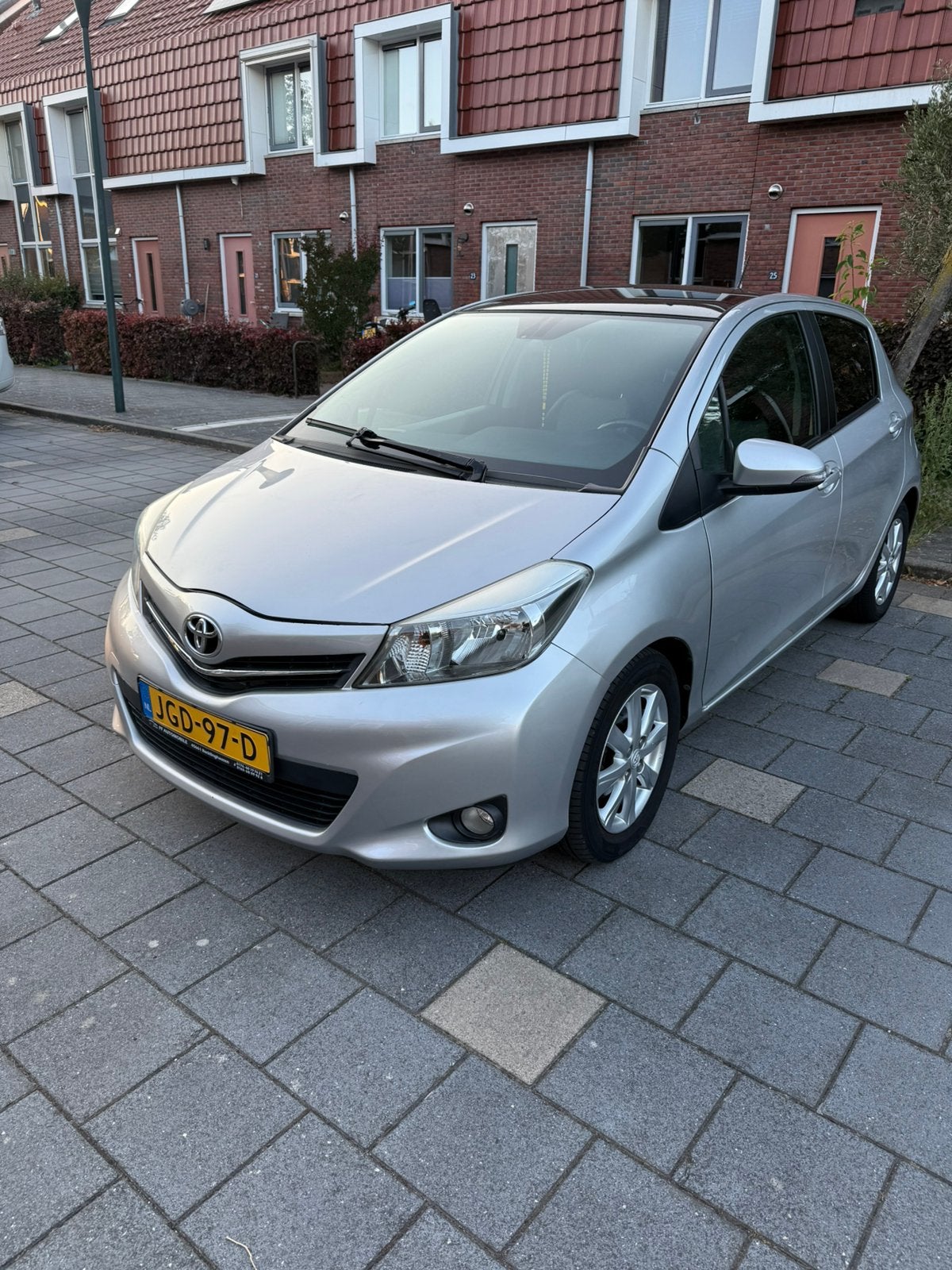 Toyota Yaris 1.3 Vvt-i 5-DRS CVT 2012 Grijs, Multifunctioneel stuurwiel, 4 cilinders, Overige kleuren, 550 kg