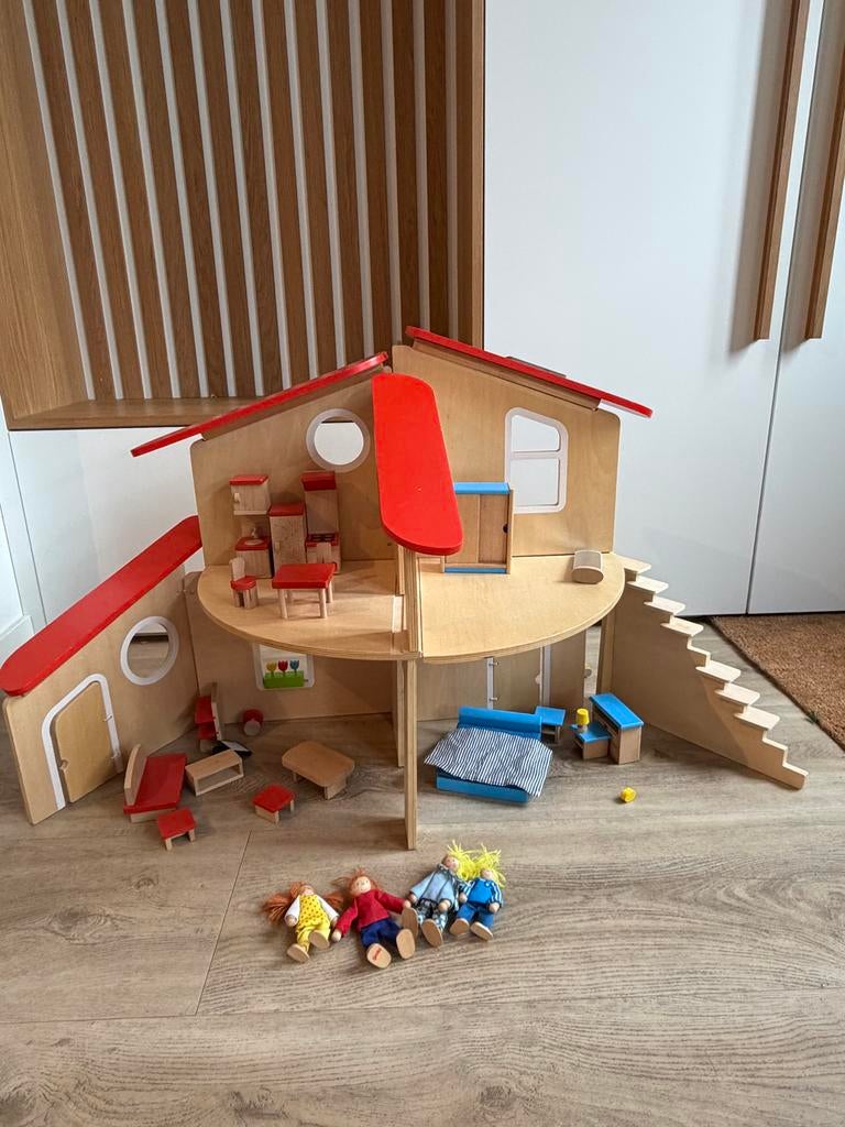 Goki poppenhuis met meubels en poppen, Ophalen, Gebruikt, Poppenhuis