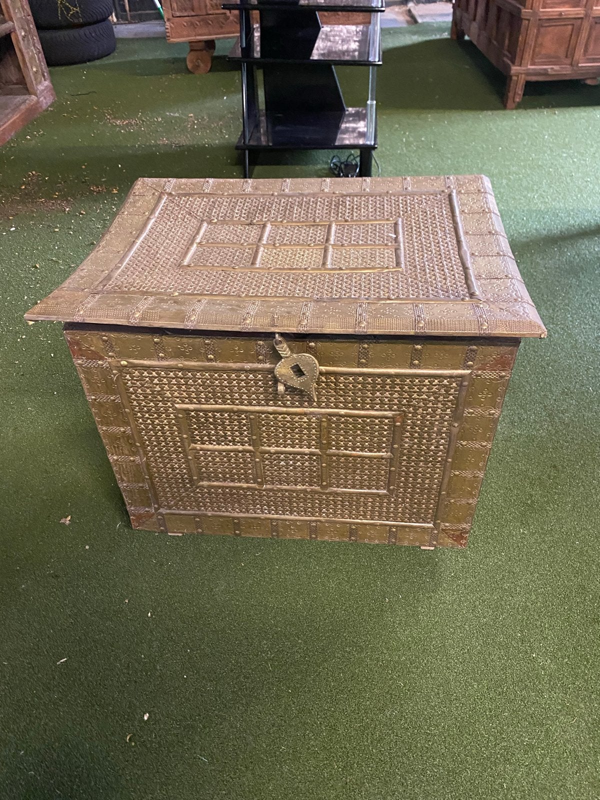 Antieke houten kist met messing beslag, Ophalen