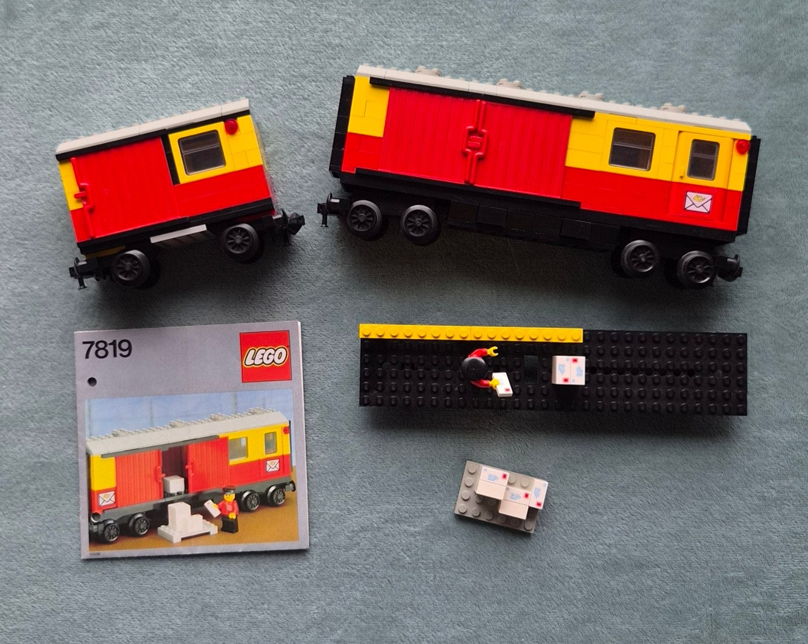 Lego trein Post wagon groot + klein (set 7819) + boekje., Gebruikt, Lego, Ophalen of Verzenden, Compleet