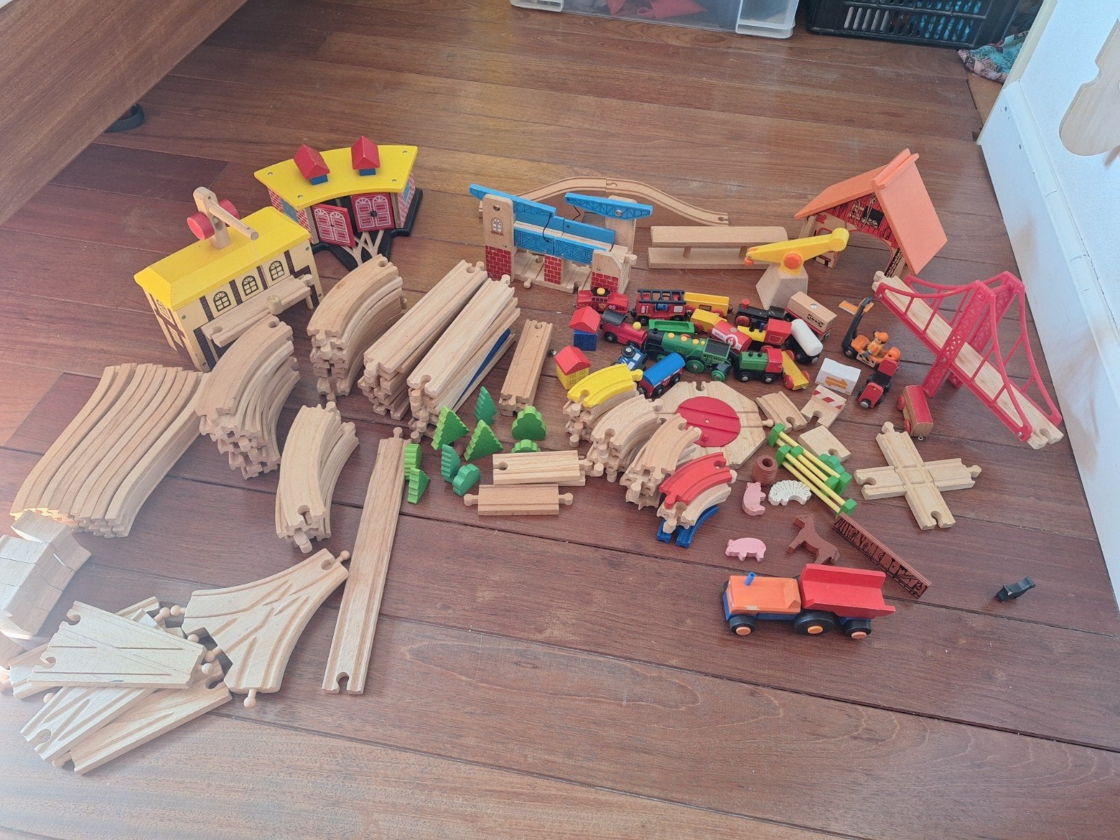 Grote houten treinbaan met veel extra's, Ophalen of Verzenden