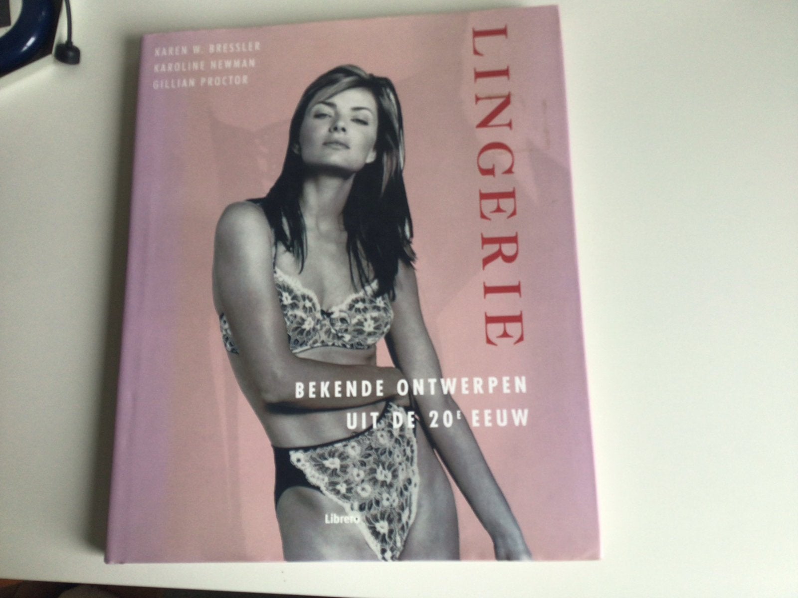 Lingerie: Bekende Ontwerpen uit de 20e Eeuw, Ophalen of Verzenden, Zo goed als nieuw, Mode algemeen