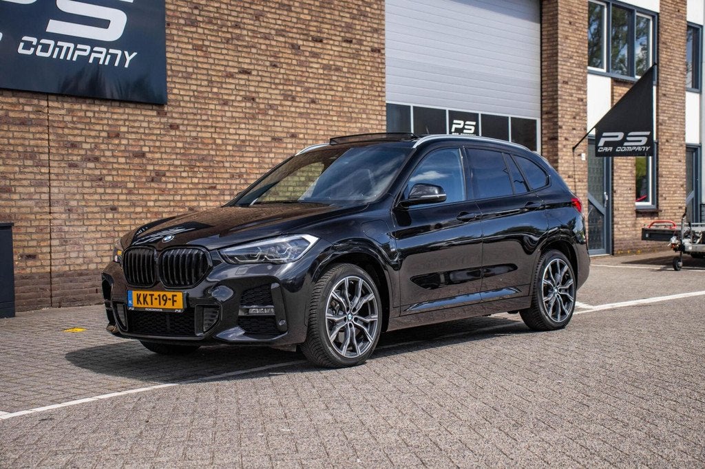 BMW X1 xDrive25e M-Sport BOMVOL, Pano, Leder, HUD, H&K, ACC, Auto's, Gebruikt, Met garantie (alle), Zwart, Bedrijf