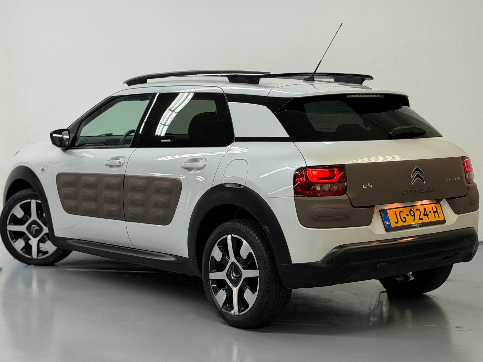 Foto 7 van Citroen C4 Cactus 1.2 PureTech Shine D.riem vervangen Camera