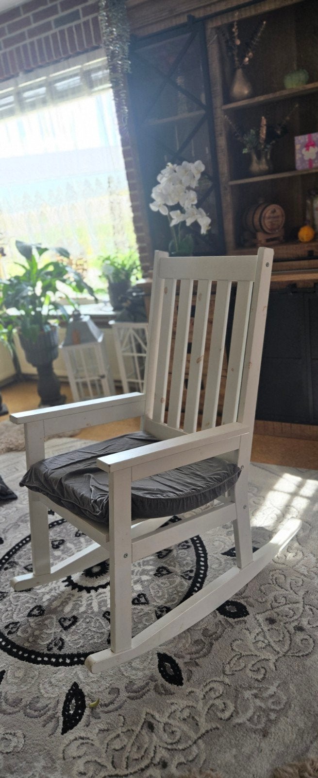 Witte houten schommelstoel met kussen, Huis en Inrichting, Ophalen, Hout, Gebruikt, Eén
