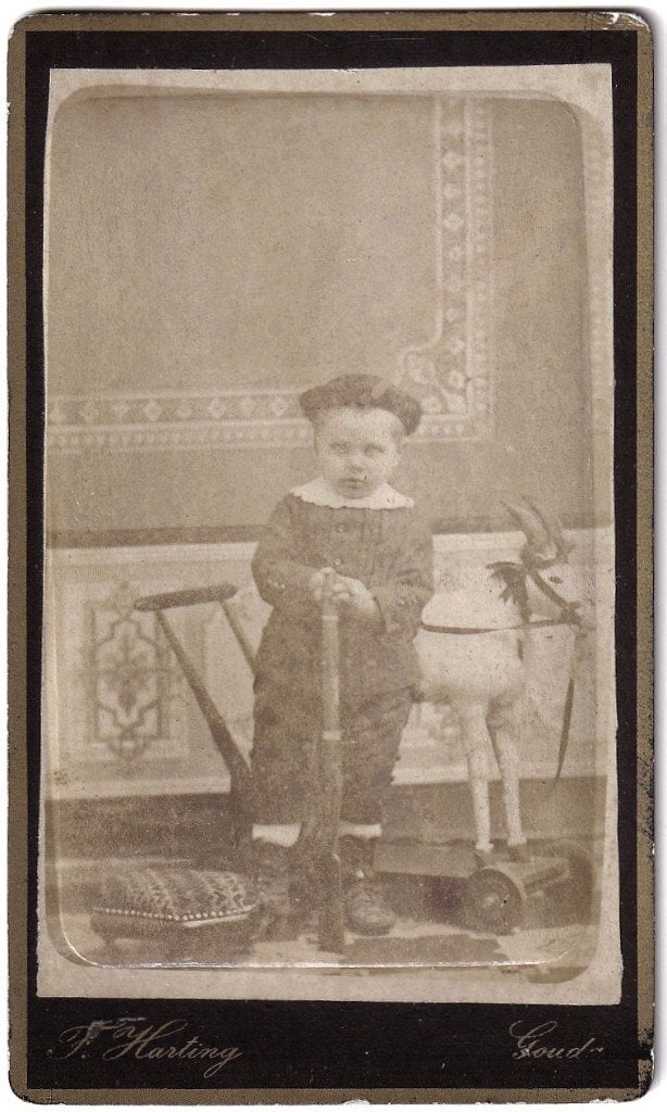 CDV relief Kind Jongen Pet Speelgoed Geit Foto Harting Gouda, Gebruikt, Foto, Ophalen of Verzenden, Voor 1940