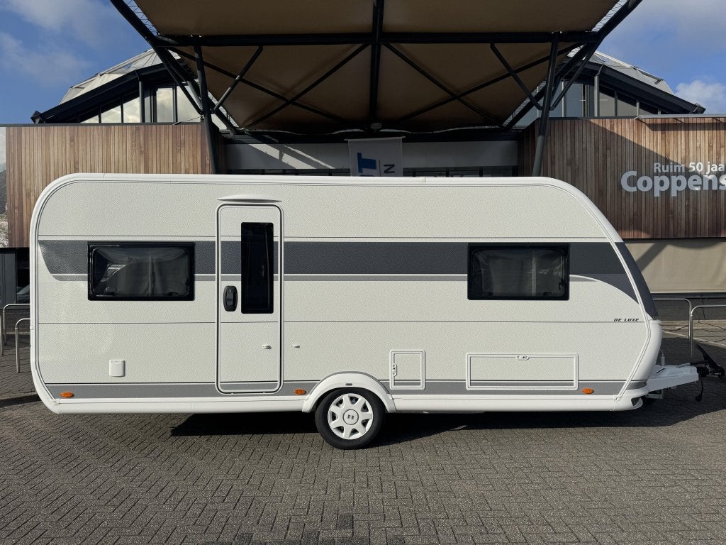 Hobby De Luxe 540 UL 2027 BLACKLINE ACTIE!!!, Caravans en Kamperen, Standaardzit, Hobby, 2 aparte bedden, Bedrijf