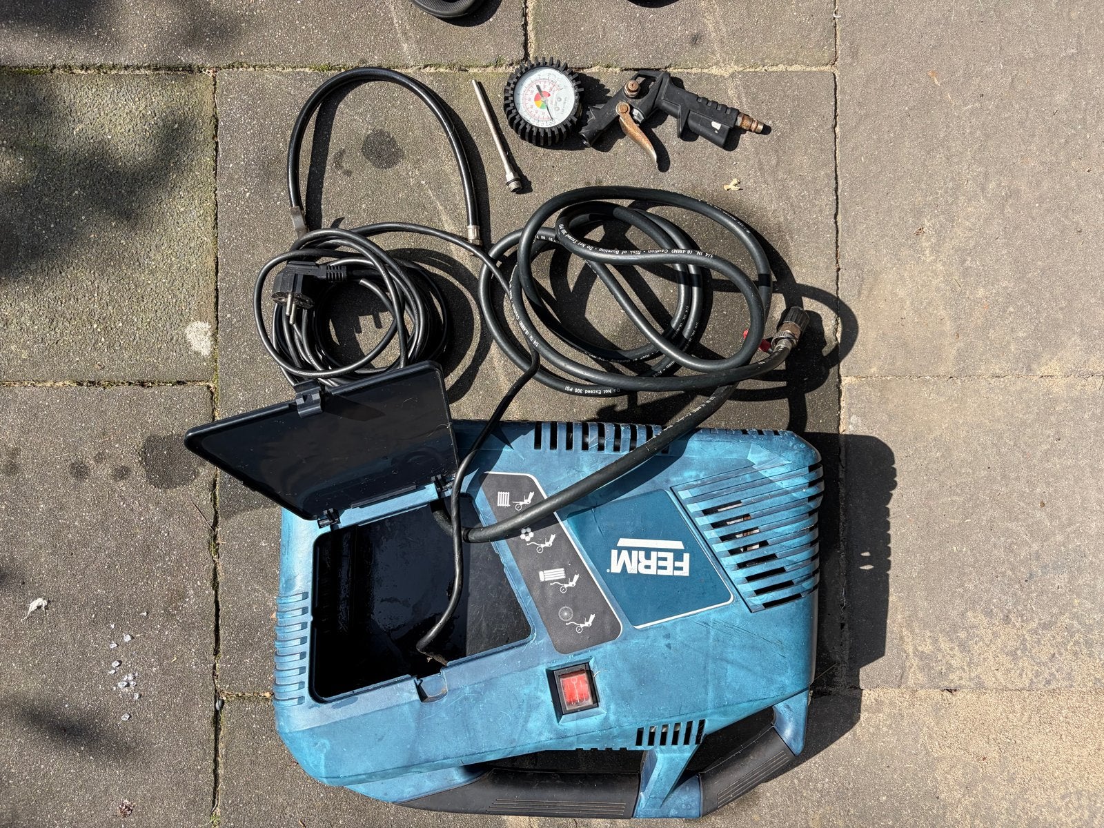 FERM CRM1049 Draagbare Compressor - 8 bar, 180 l/min, Doe-het-zelf en Verbouw, Compressors, Ophalen, Gebruikt, 6 tot 10 bar, Minder dan 200 liter/min