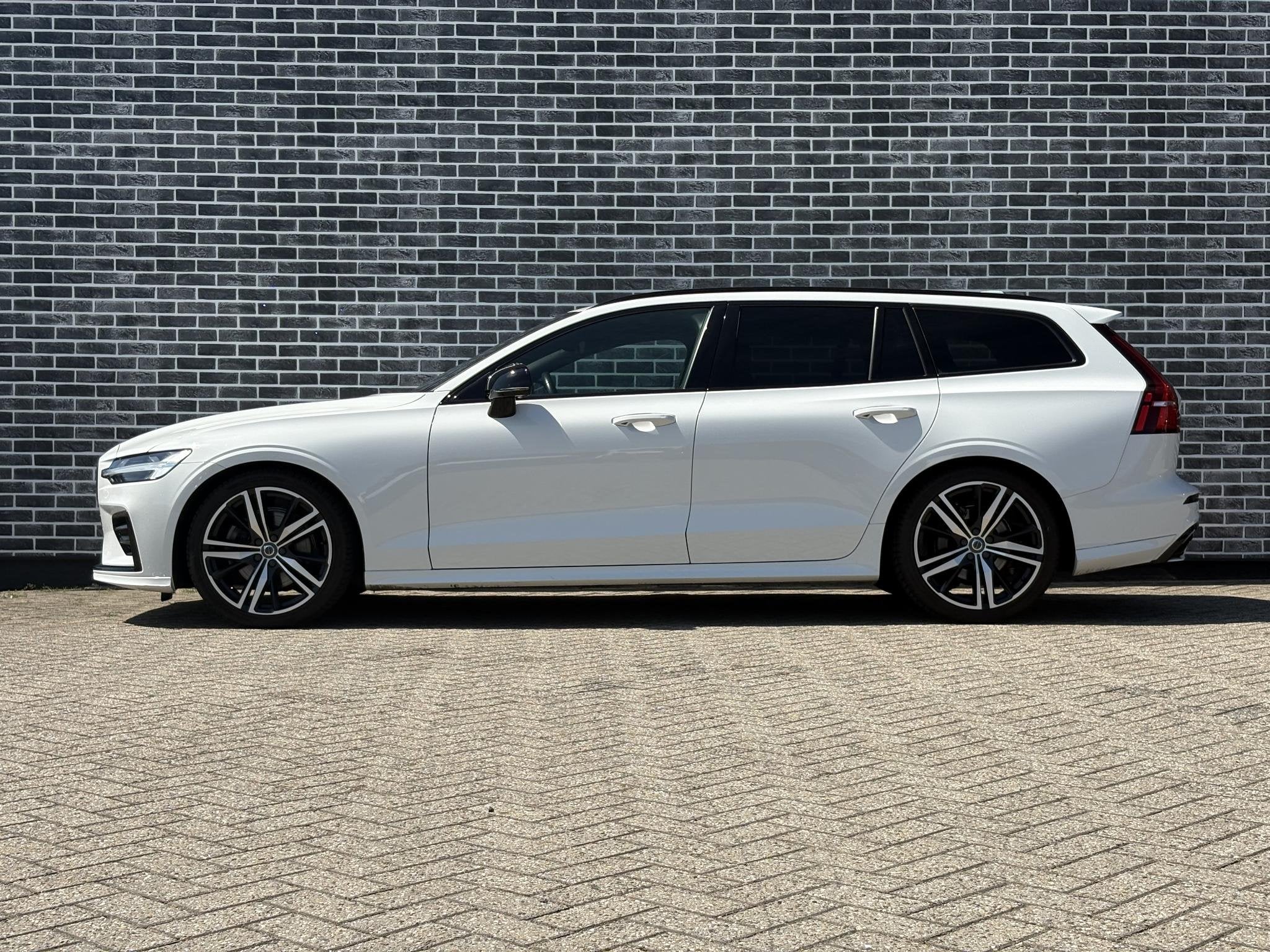 Volvo V60 2.0 B3 R-Design | Adaptieve cruise control | Stoel, 12 maanden, Euro 6, 4 cilinders, Leder en Stof