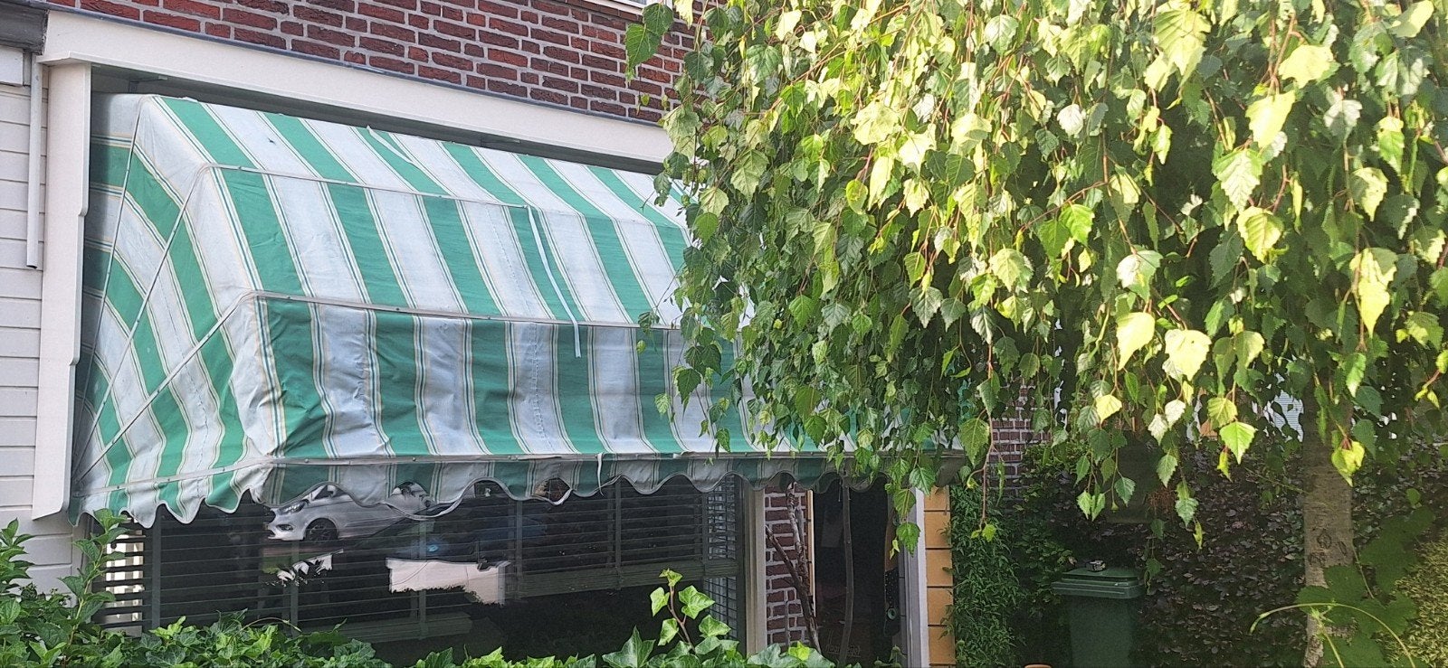GRATIS - MARKIES - functioneert, zonder beugels en kap, Ophalen, Gebruikt, 250 cm tot 450 cm, Uitvalscherm