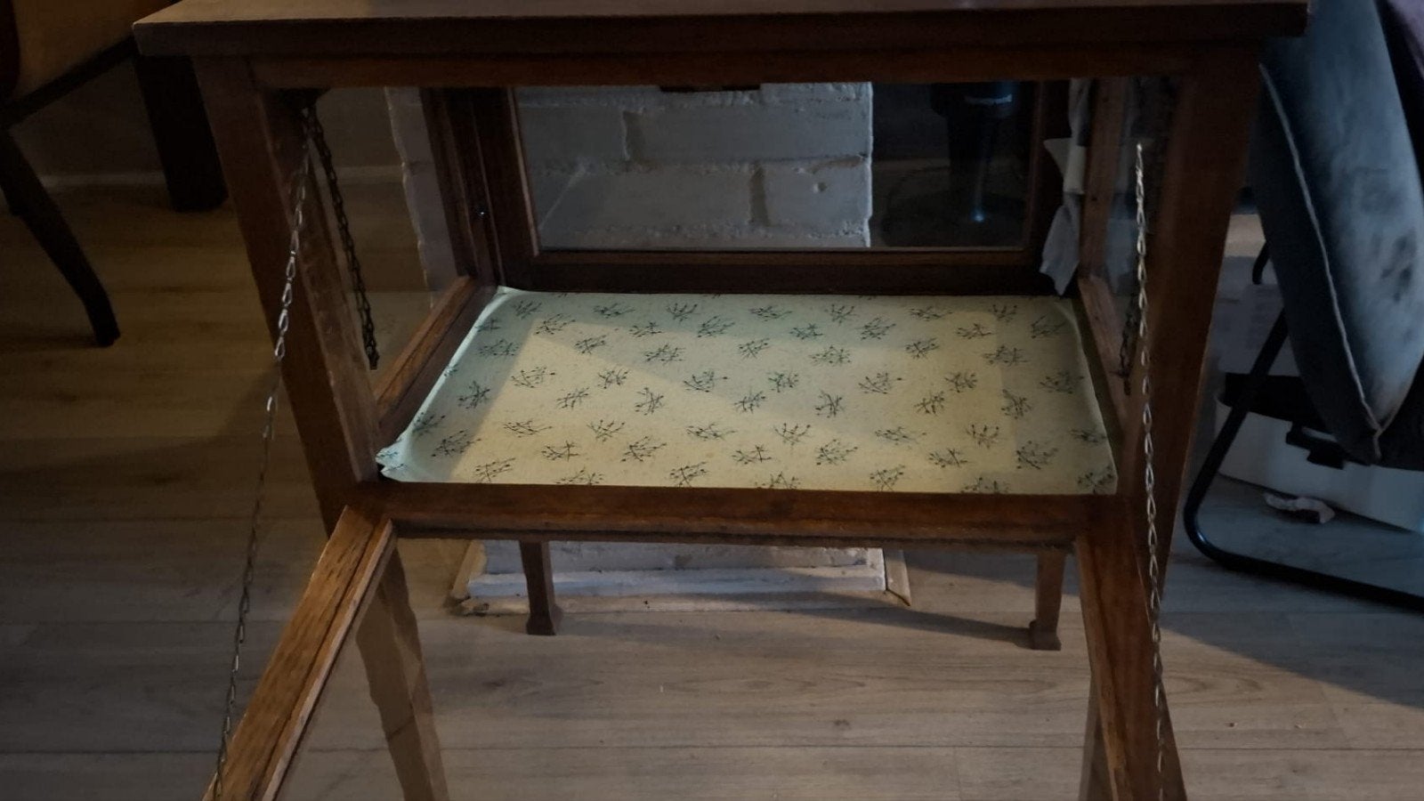 Vintage theekastje met dienblad en handgeblazen glas, Antiek en Kunst, Ophalen of Verzenden