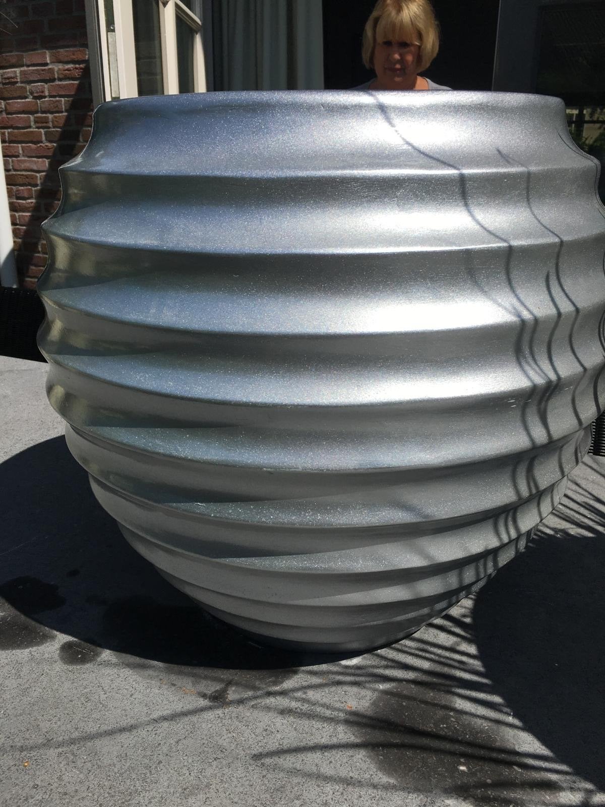 2 Grote zilverkleurige plantenbakken van Pot & Vaas, Tuin en Terras, Ophalen, Overige materialen, Rond, Zo goed als nieuw