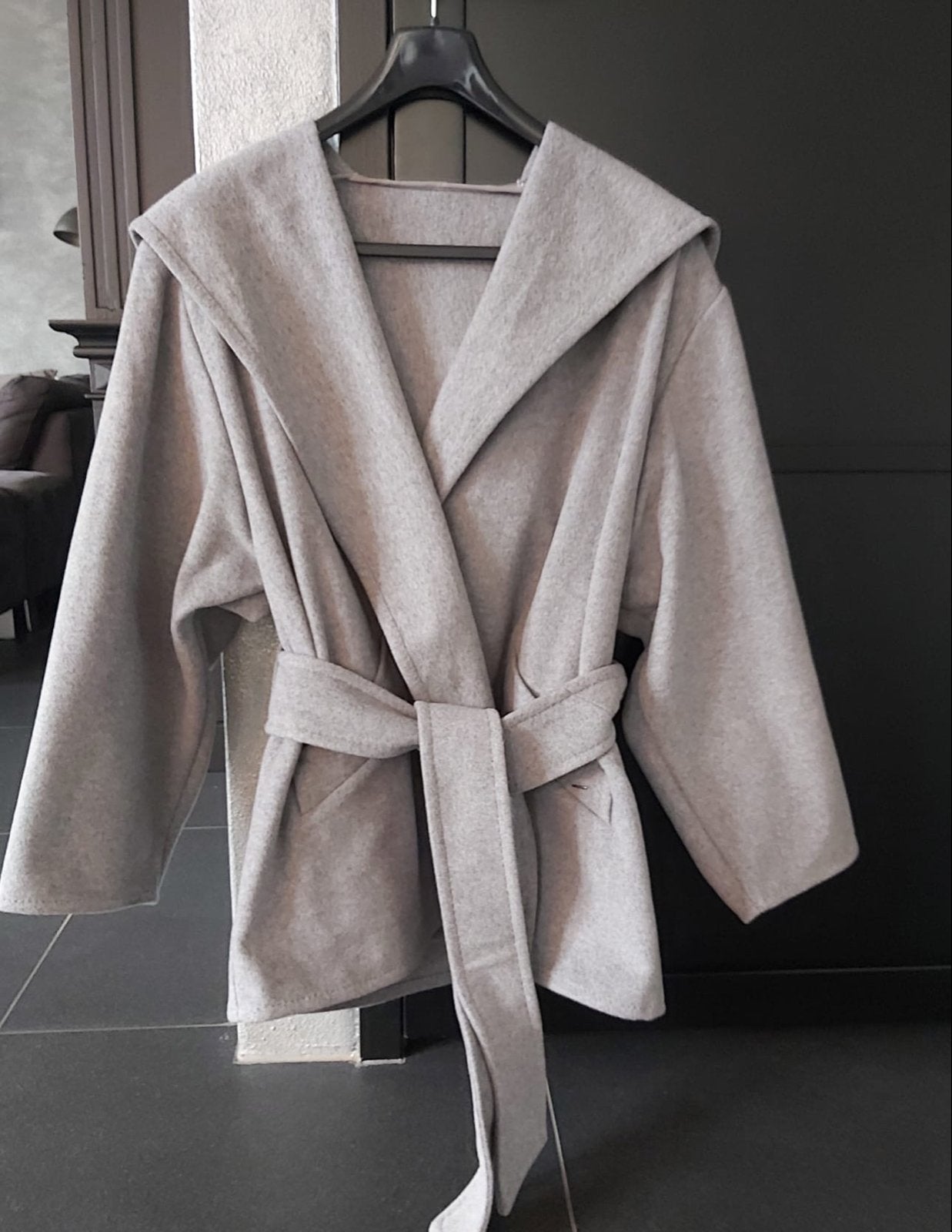 Hugo Boss damesjas met capuchon en ceintuur - Maat M, Ophalen, Zo goed als nieuw, Maat 38/40 (M), Grijs