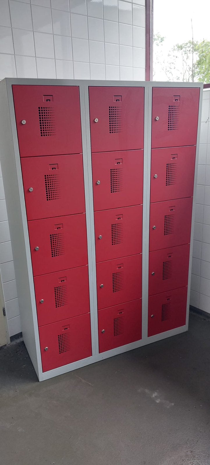 Rode lockers met ventilatierooster., Ophalen, Zo goed als nieuw