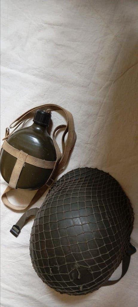 vintage militaire helm met binnenwerk en net + drinkfles, Verzamelen, Ophalen of Verzenden, Landmacht, Nederland, Helm of Baret