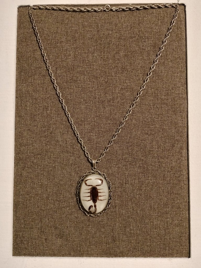 Ekstro 835 Zilveren Ketting met Schorpioen in Hars Jaren '70, Ophalen