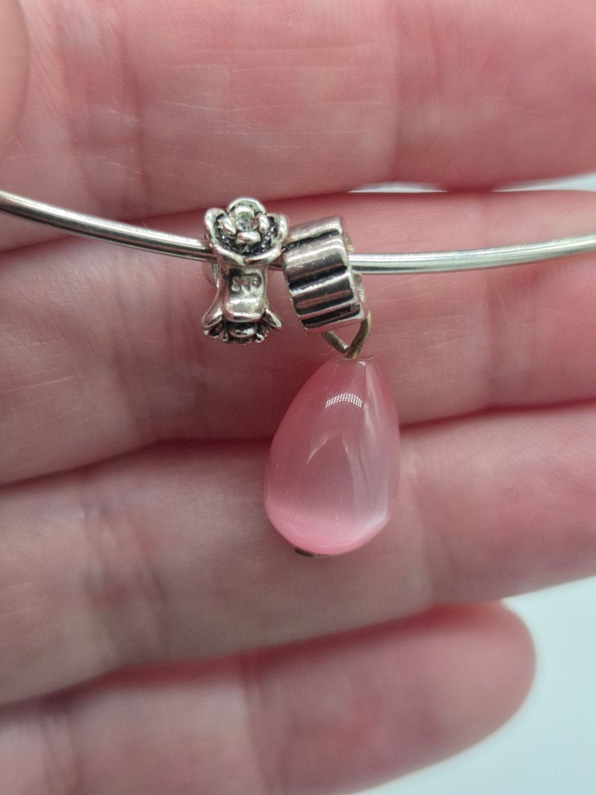Zilveren spang met roze bedel en zilveren bedel, Sieraden, Tassen en Uiterlijk, Met hanger, Gebruikt, Verzenden, Zilver