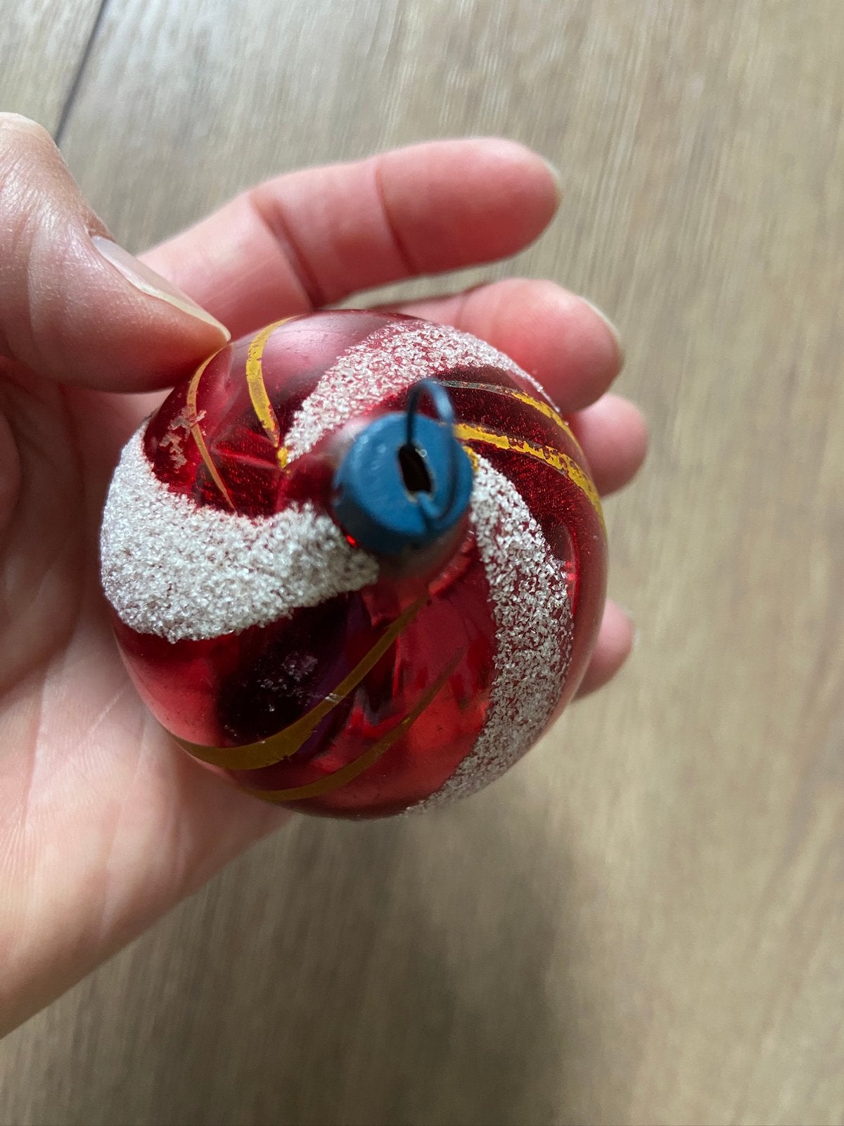 Oude kerstbal rood sneeuw banen antieke kerstversiering, Ophalen of Verzenden, Gebruikt
