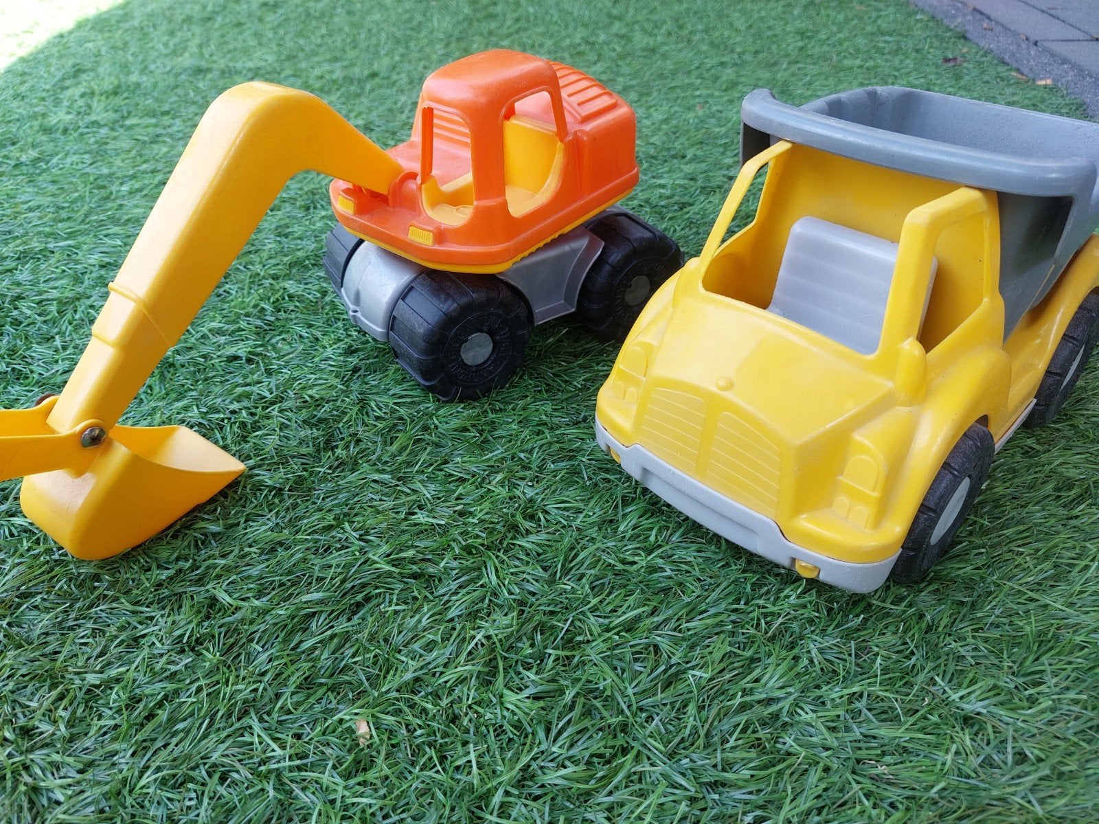 Ecoiffier speelgoedset: kiepwagen en graafmachine, Kinderen en Baby's, Speelgoed | Speelgoedvoertuigen, Gebruikt, Ophalen of Verzenden