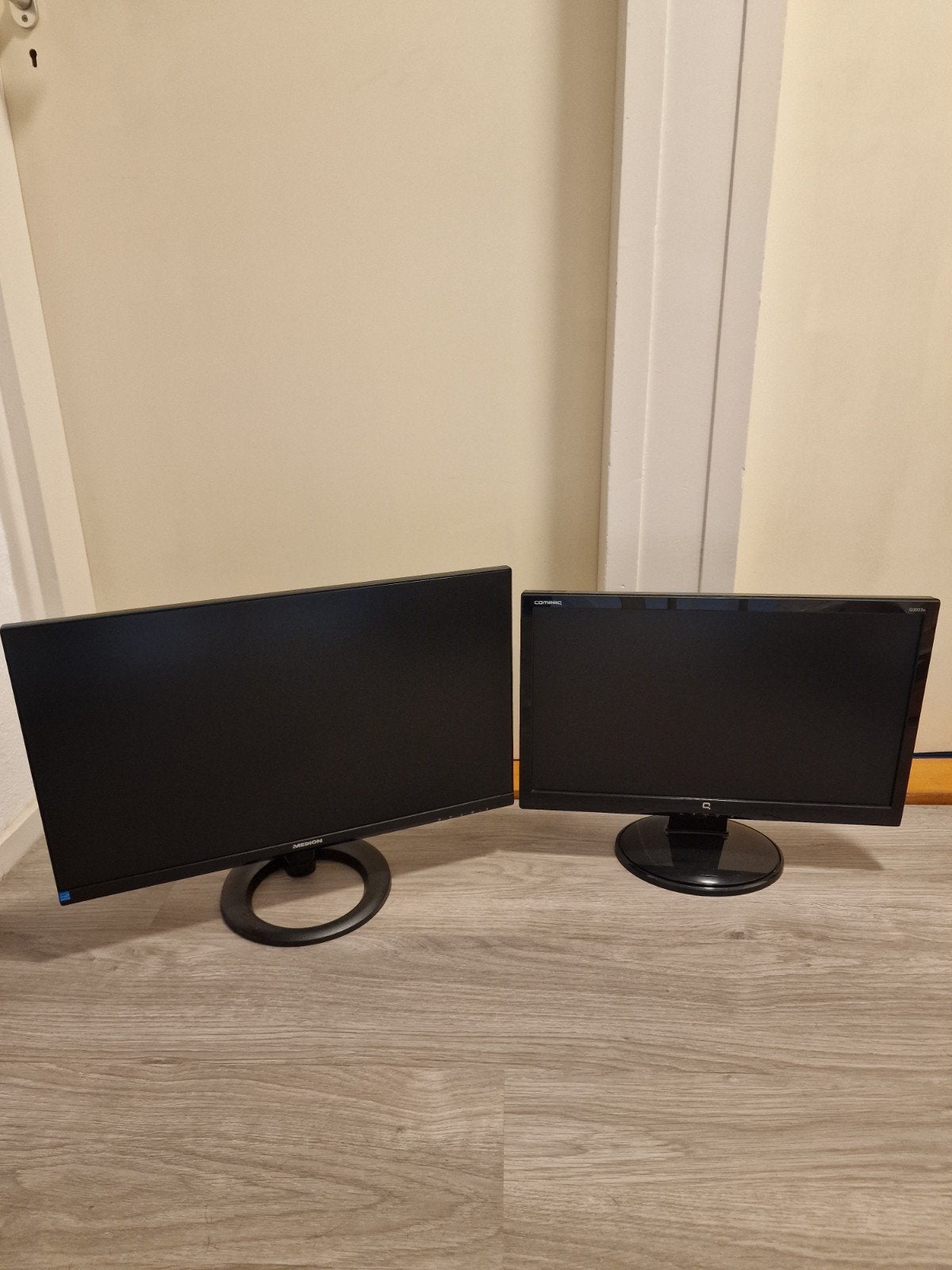 2 beeldschermen Compaq en Medion, Computers en Software, Monitoren, Ophalen, 60 Hz of minder, LED