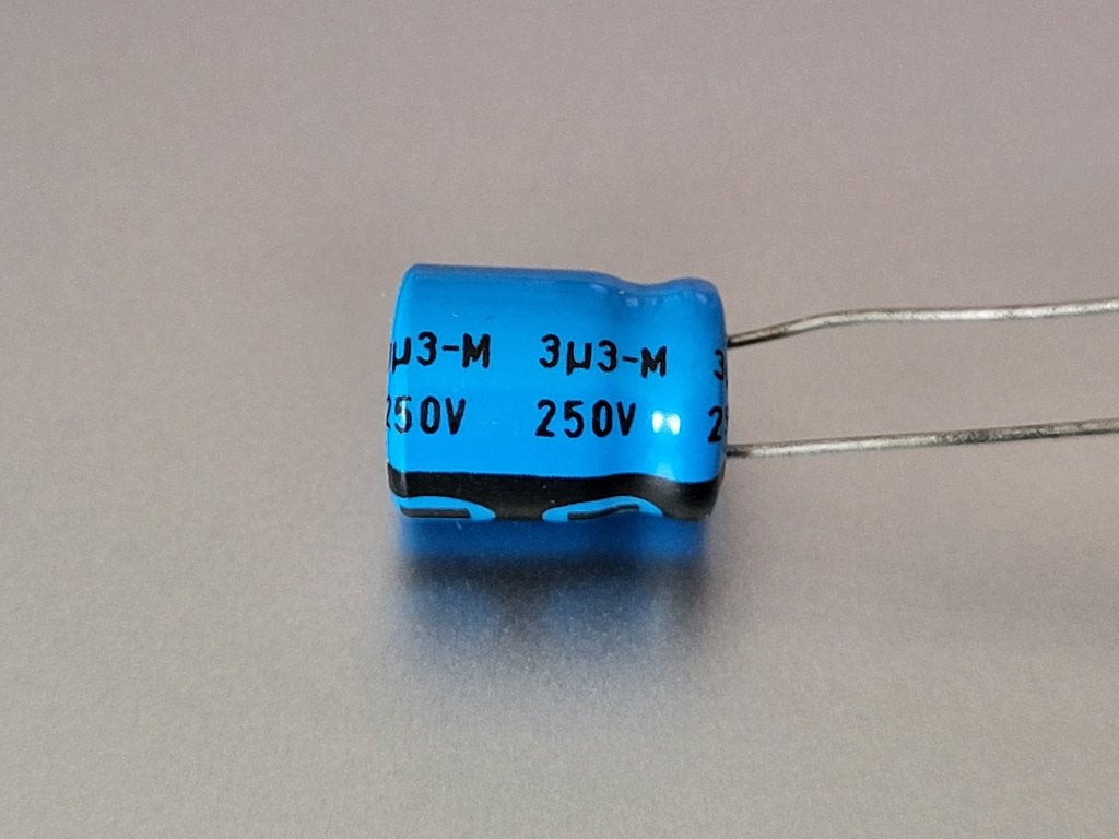 10x non solid aluminium electrolytic capacitor 3,3uF/250V, Ophalen of Verzenden, Nieuw