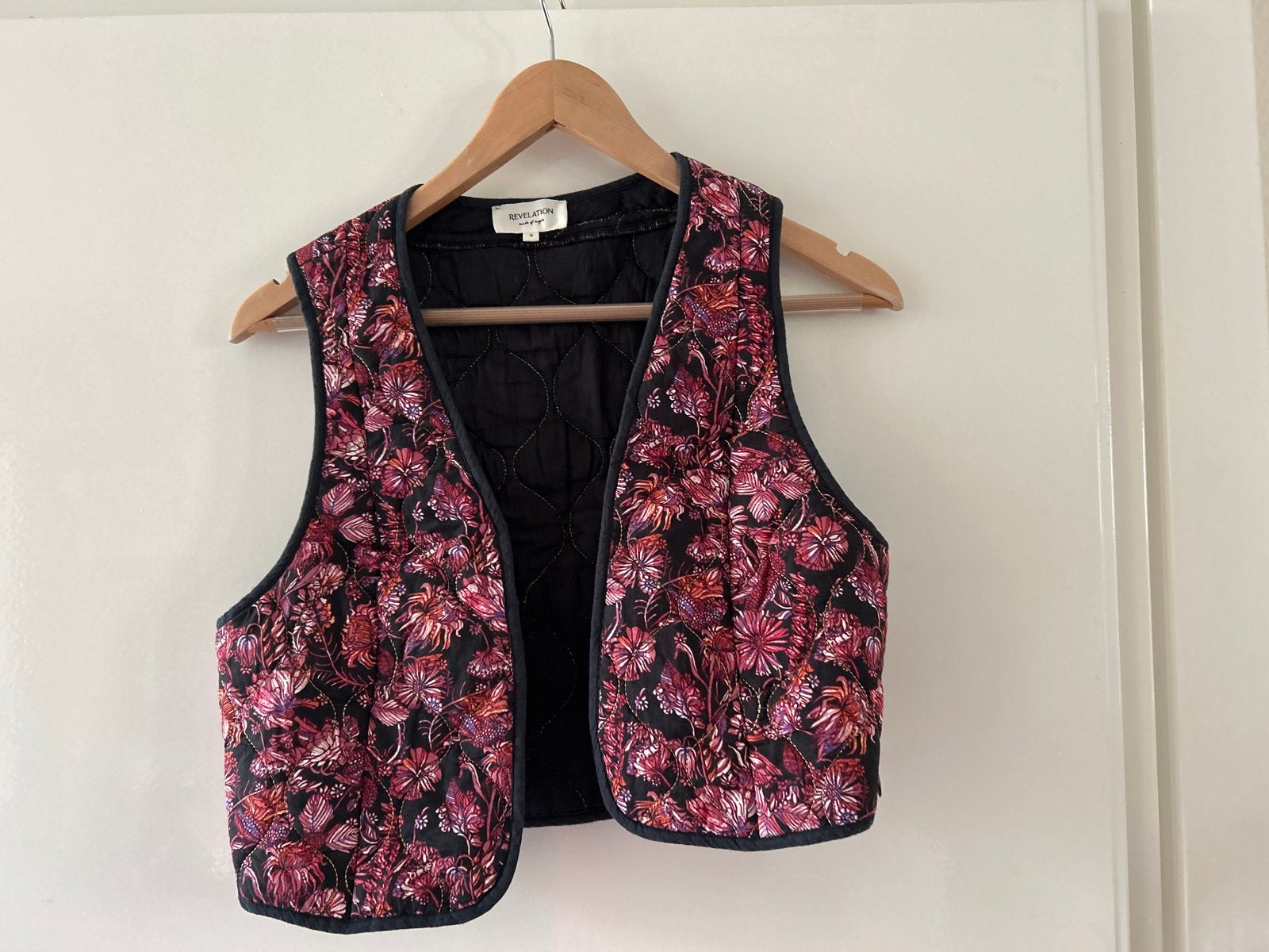 Stijlvol gewatteerd vest met bloemenprint, Ophalen of Verzenden, Zo goed als nieuw, Maat 38/40 (M), Zwart