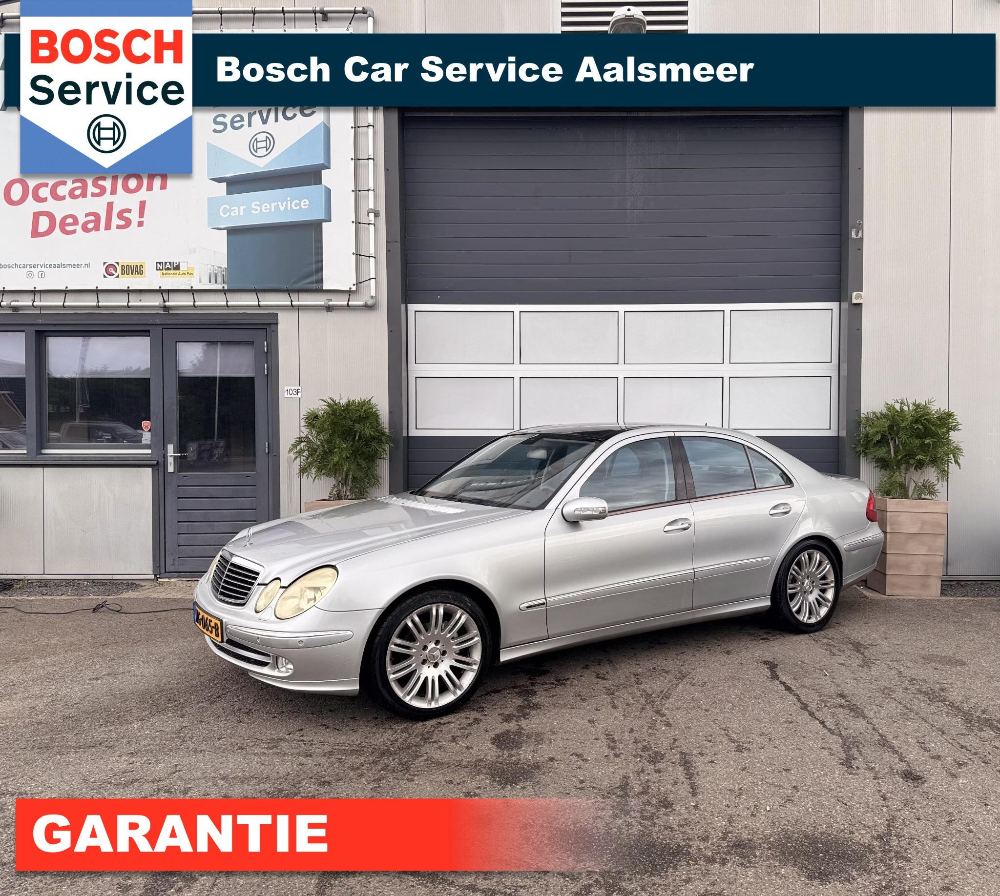 Mercedes-Benz E-klasse 240 Avantgarde / PANO / LEER / TREKHA, Auto's, Automaat, Parkeersensor, Achterwielaandrijving, Gebruikt