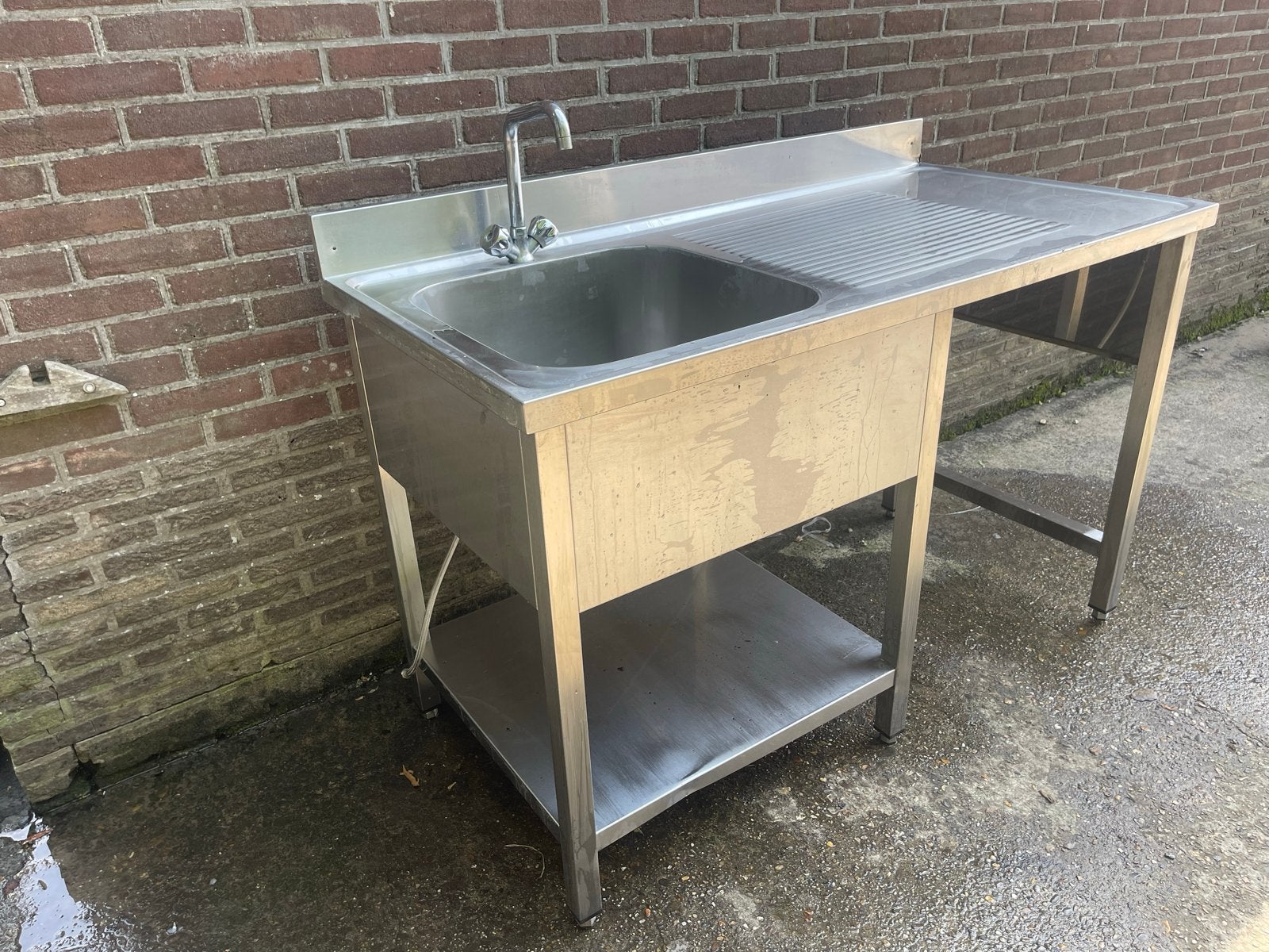 RVS Spoeltafel met kraan - 140x70x99,5 cm, Ophalen, Gebruikt, RVS Meubilair