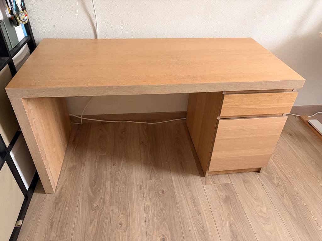 IKEA MALM Bureau 140x65 - Goede staat, Ophalen, Met lades, Spaanplaat of MDF, Bruin