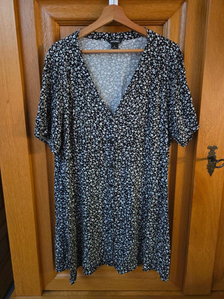 Monki doorknoop jurk met bloemenprint mt xl, Verzenden, Zwart, Maat 46/48 (XL) of groter, Zo goed als nieuw