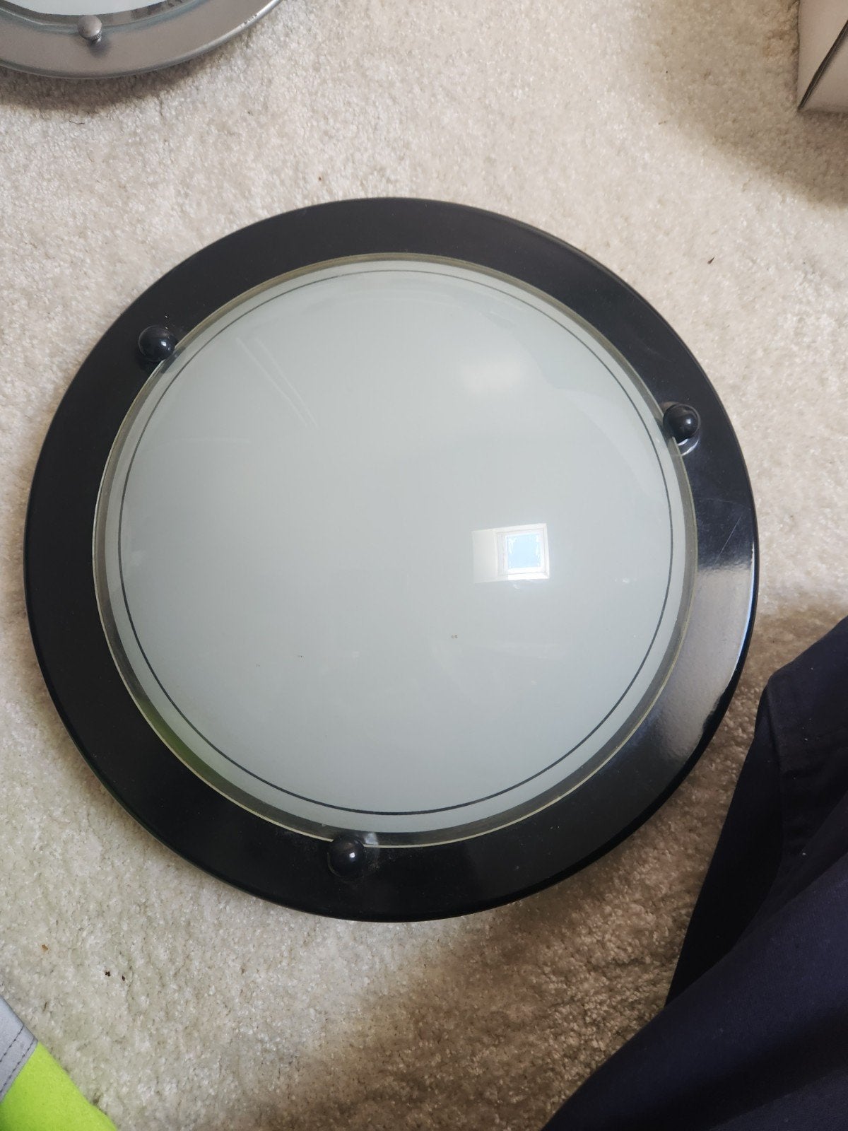 Zwarte plafondlamp met witte glazen kap, Ophalen of Verzenden