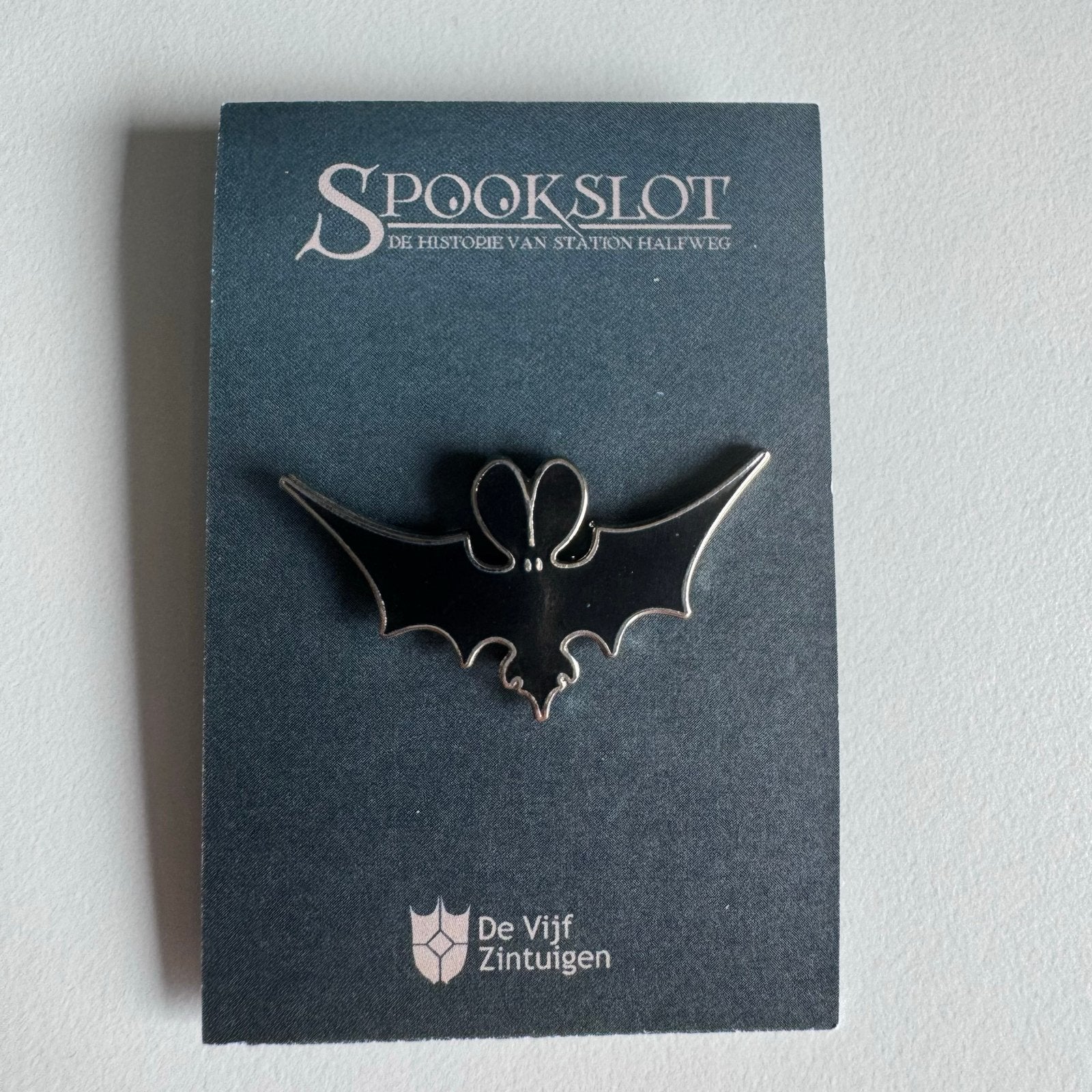 Efteling Spookslot Vleermuis Pin - De Vijf Zintuigen, Verzamelen, Efteling, Nieuw, Button of Speldje, Verzenden