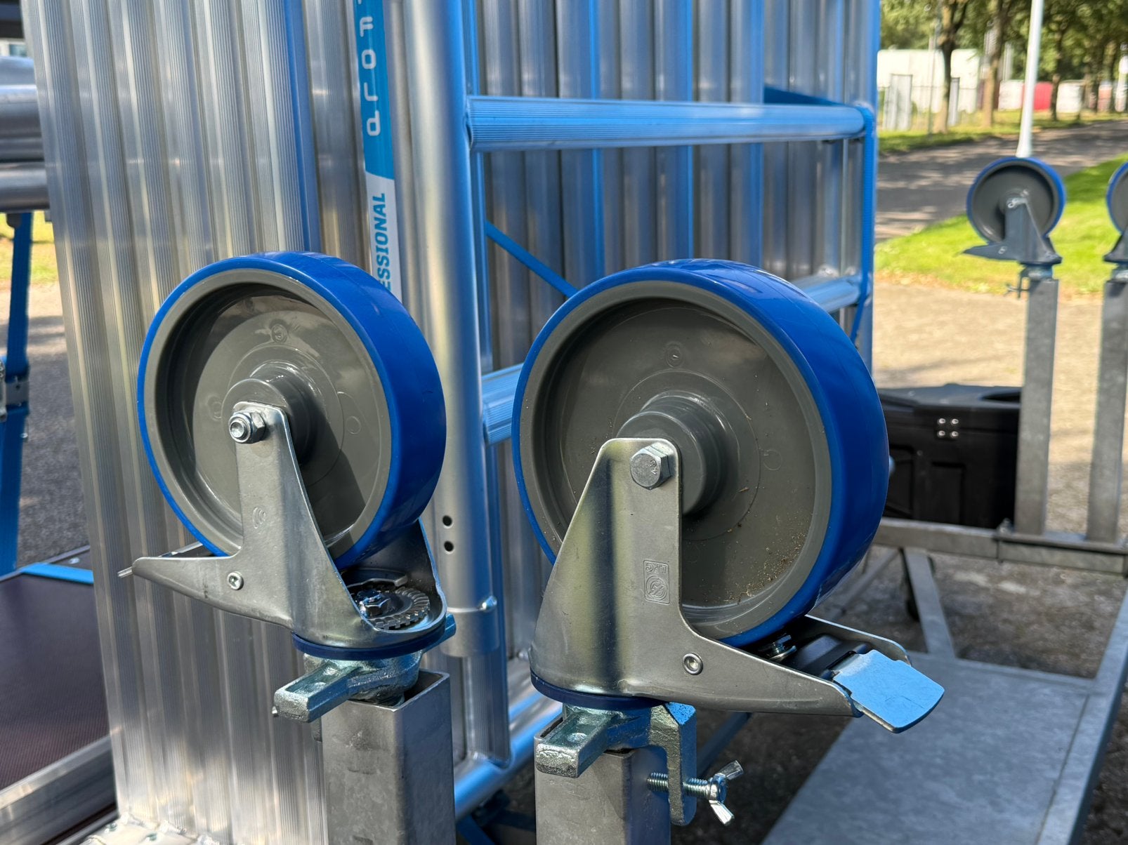 Euroscaffold Rolsteiger 135x250x8,2m NIEUW + gebruikte kar, Doe-het-zelf en Verbouw, Ophalen of Verzenden, Gebruikt, Rolsteiger of Kamersteiger