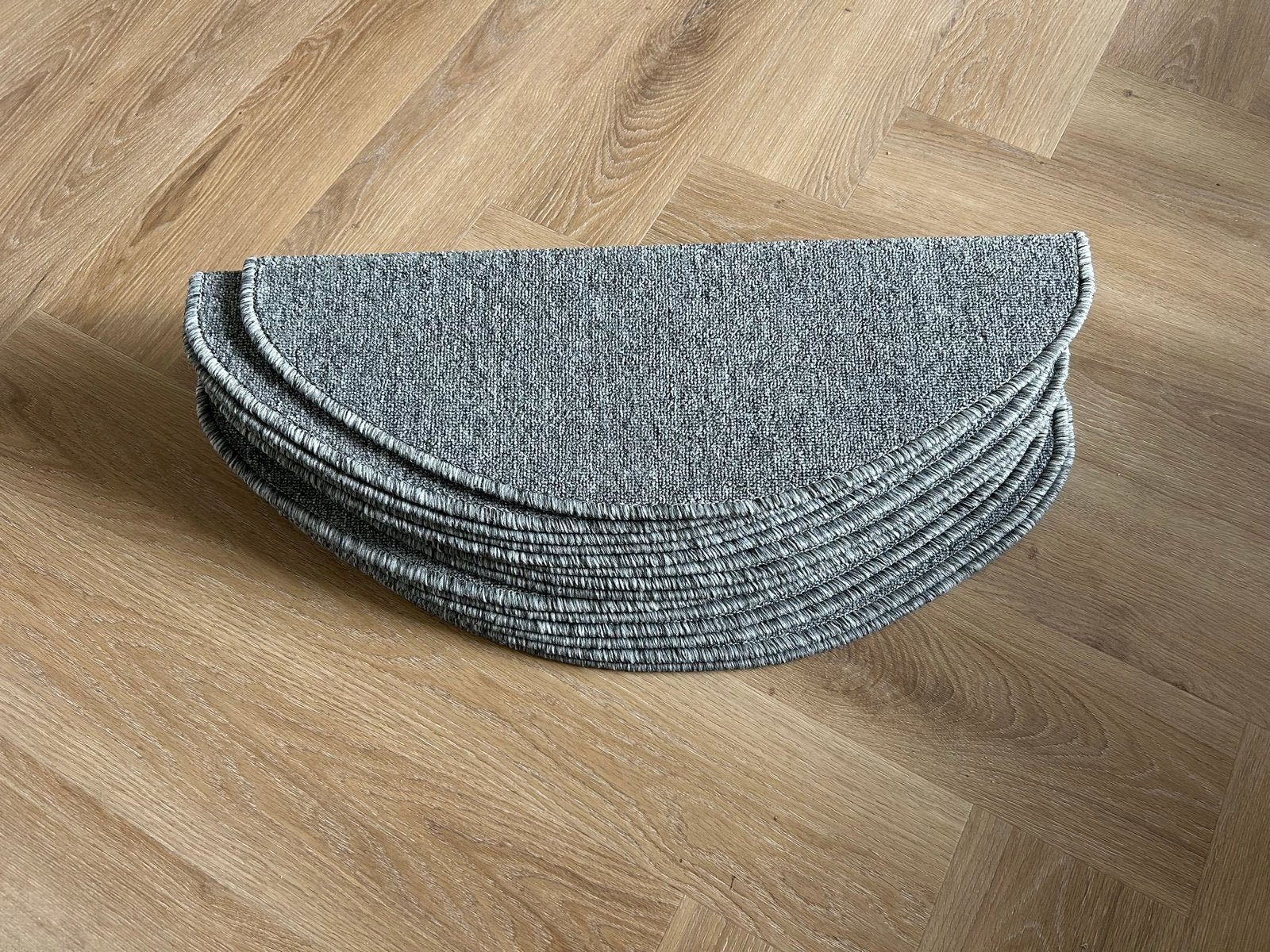 Set van 14 grijze halvemaanvormige trapmatten, Huis en Inrichting, Ophalen, Minder dan 50 cm, 50 tot 100 cm, Nieuw