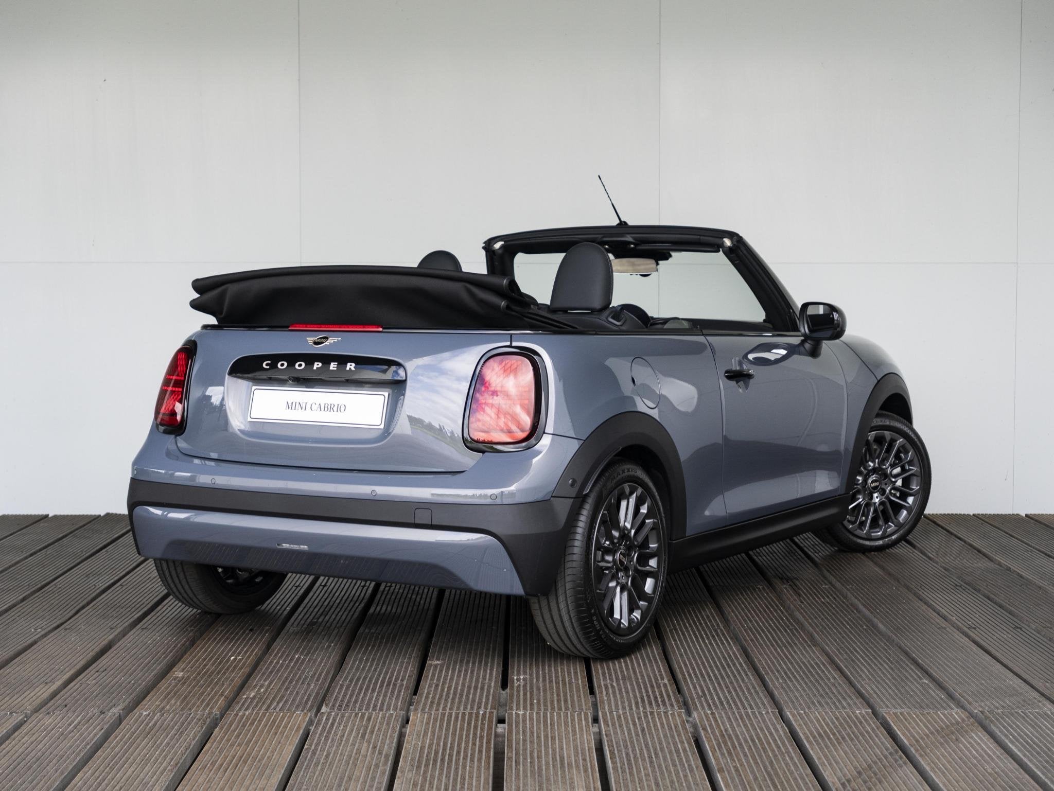 MINI Cabrio Cooper C | Classic + M pakket, 1998 cc, 15 km/l, Cabriolet, 4 stoelen