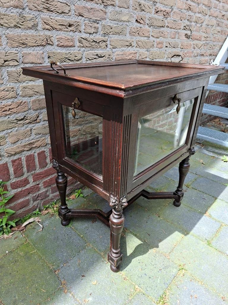 Eiken Vitrine Theekastje (ca. 1920)
Met geslepen glas, Antiek en Kunst, Ophalen