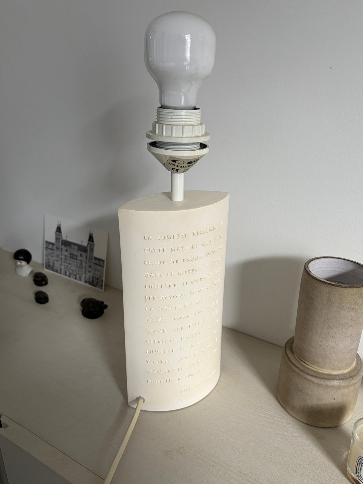 Le Dauphin Tafellamp met Griekse Tekst - Vintage Design, Gebruikt, Overige merken, Vintage, Wit