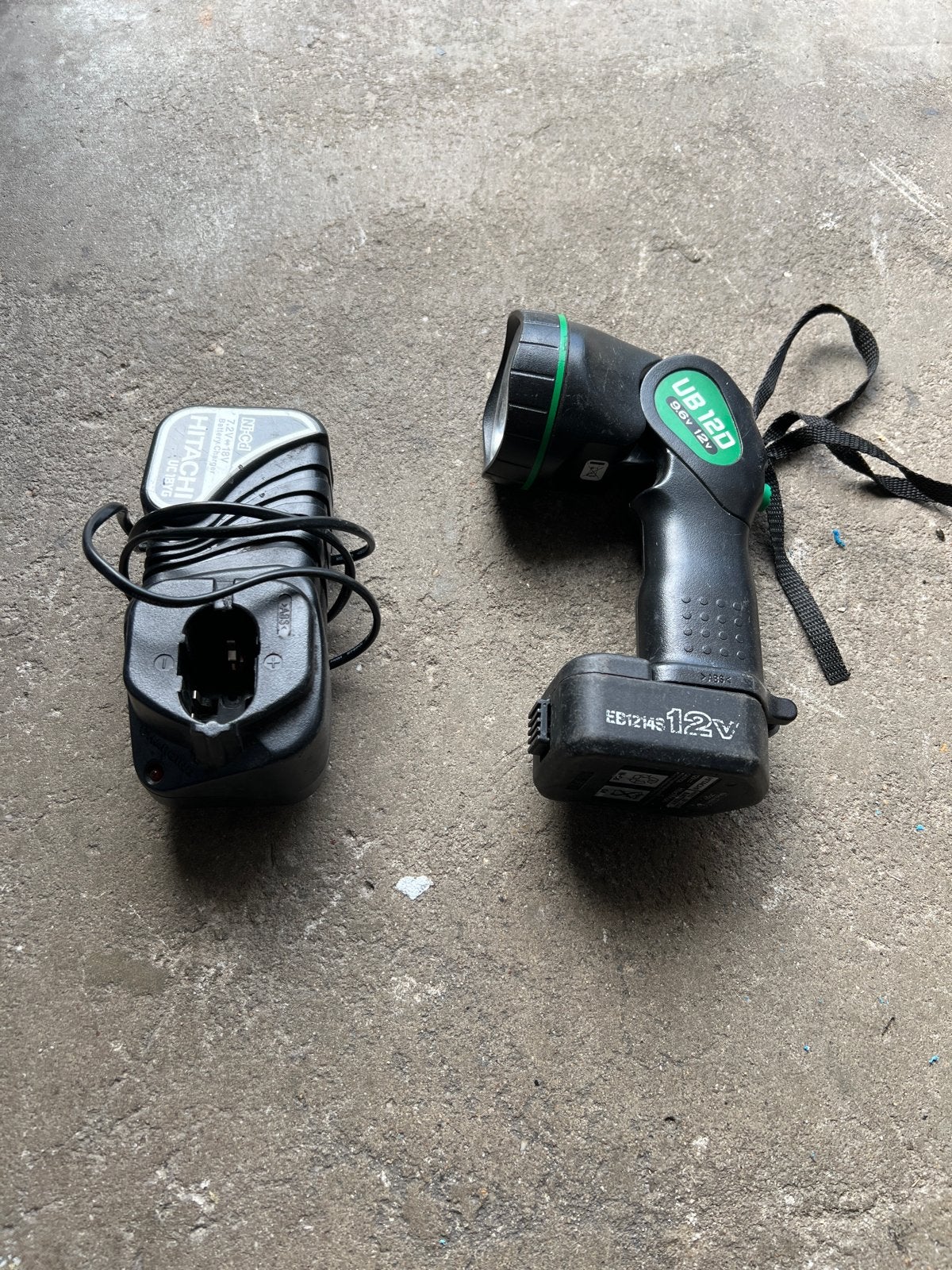 Hitachi lampje UB 12D met lader en zwakke batterij, Ophalen of Verzenden, Gebruikt