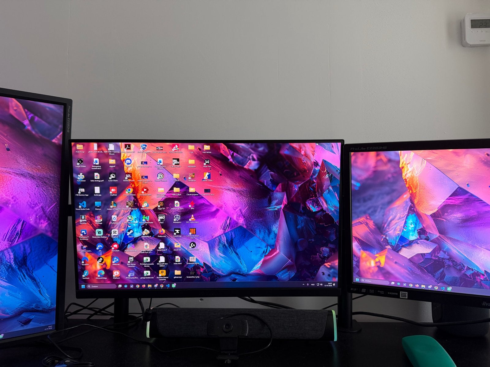 Foto 5 van Gaming PC + 3 schermen – RTX 3060 Ti |Ryzen 5|32GB RGB|HYTE
