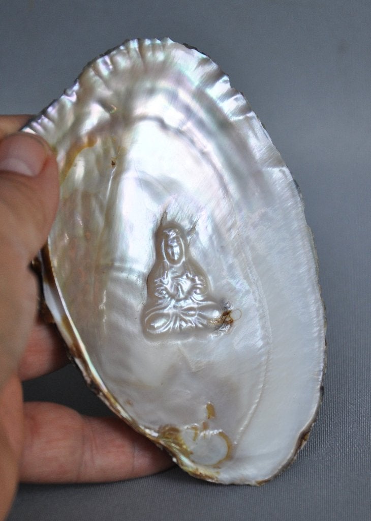 Gekweekte Parelmoer-schelp met Reliëf van Boeddha (13,5 cm), Ophalen of Verzenden